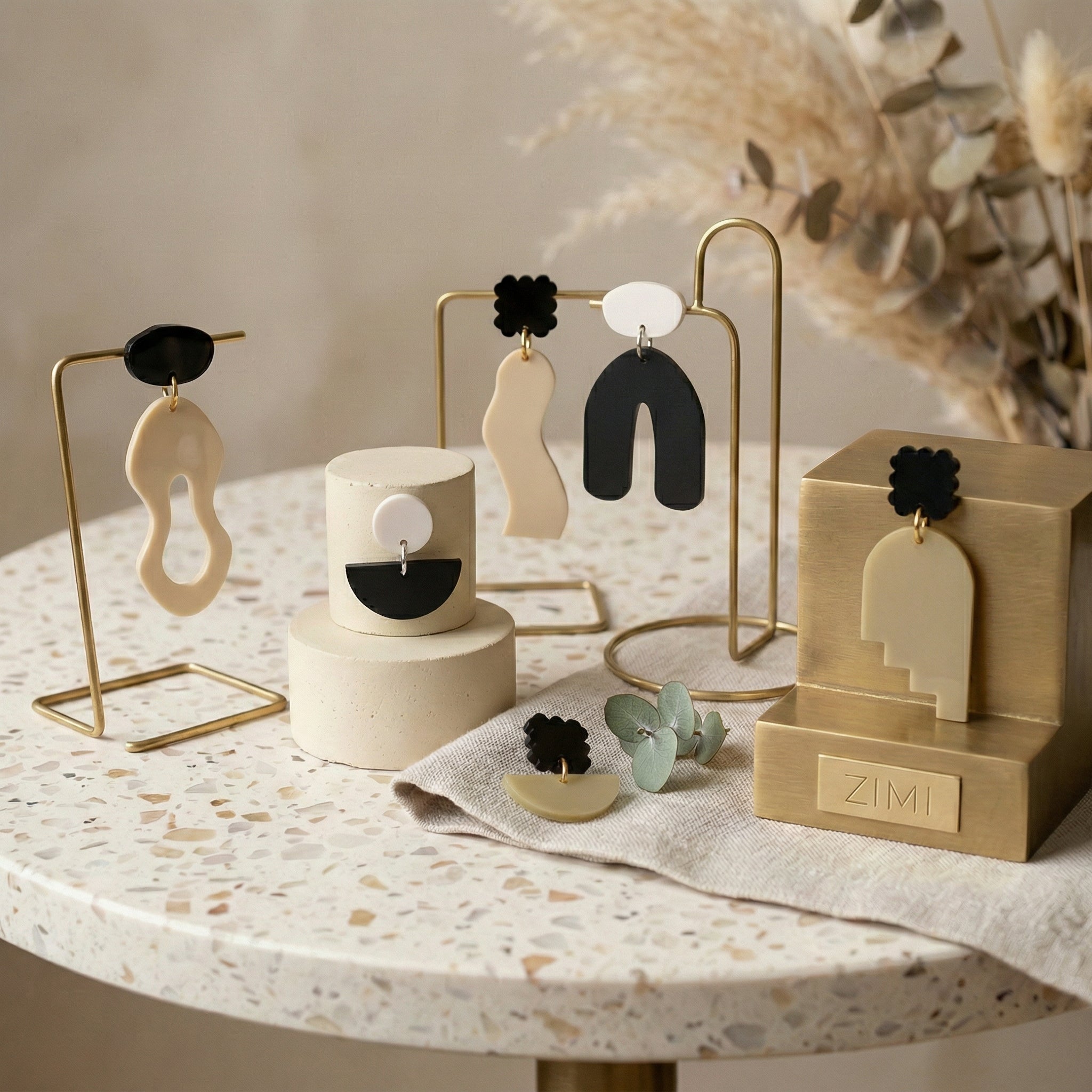 Acryl Schmuck von ZIMI in schwarz, weiß und grau