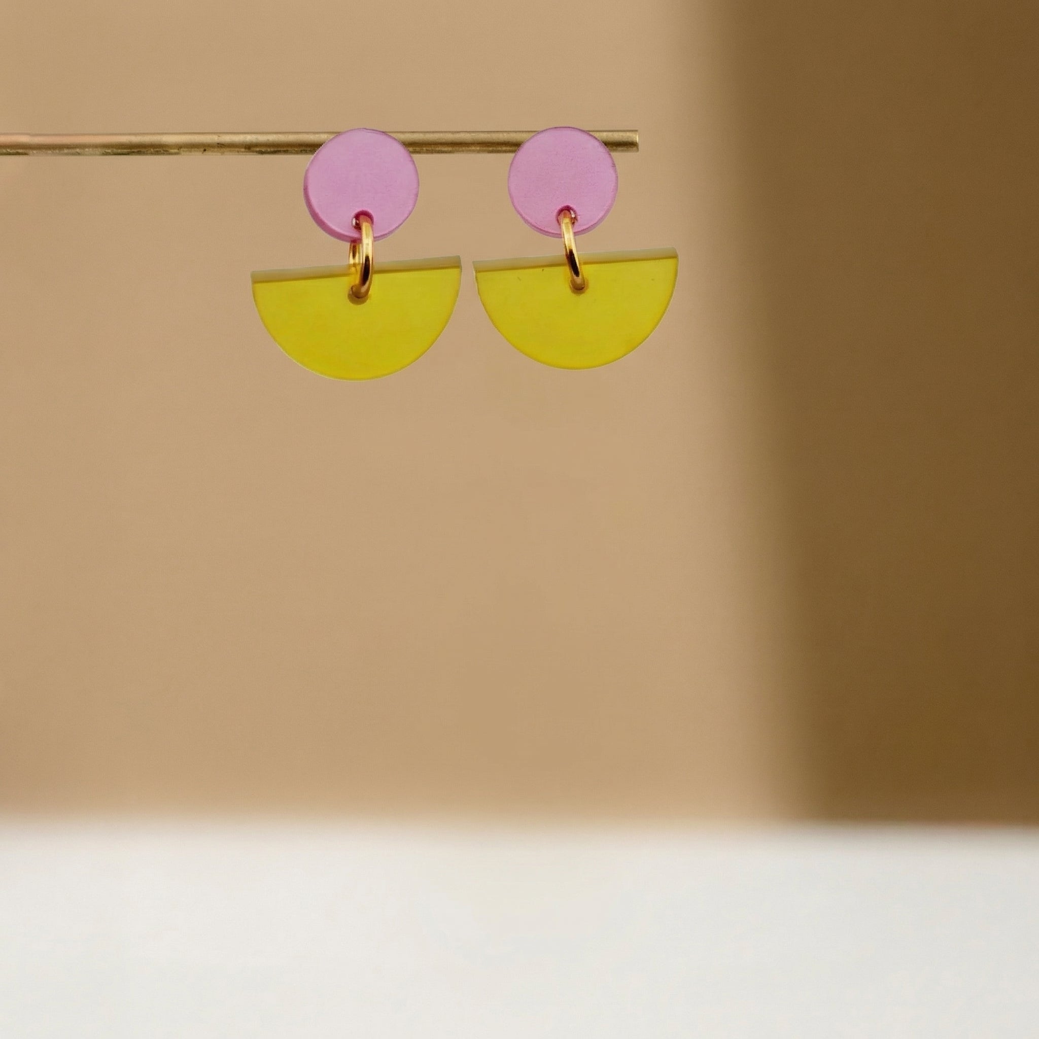 Kreismond Sommer – Geometrische Acryl Ohrringe Rosa & Gelb | Handgemachte Statement Ohrringe | ZIMI Jewelry