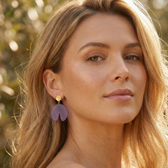 Fliedertulpe – Flieder Blütenkelch-Ohrringe satiniert | Vergoldeter Edelstahl-Stecker | ZIMI Jewelry