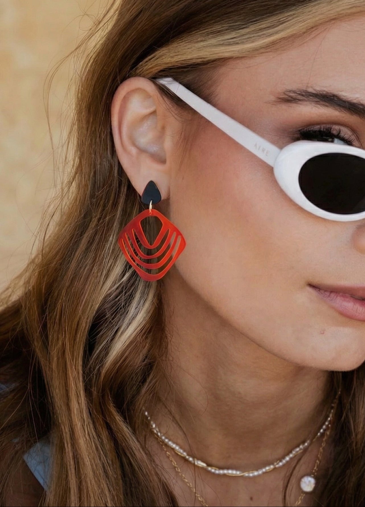 Feuerraute – Rot-Orange Rauten-Ohrringe mit Grafik-Ausschnitt | Handgemachte Statement Ohrringe | ZIMI Jewelry