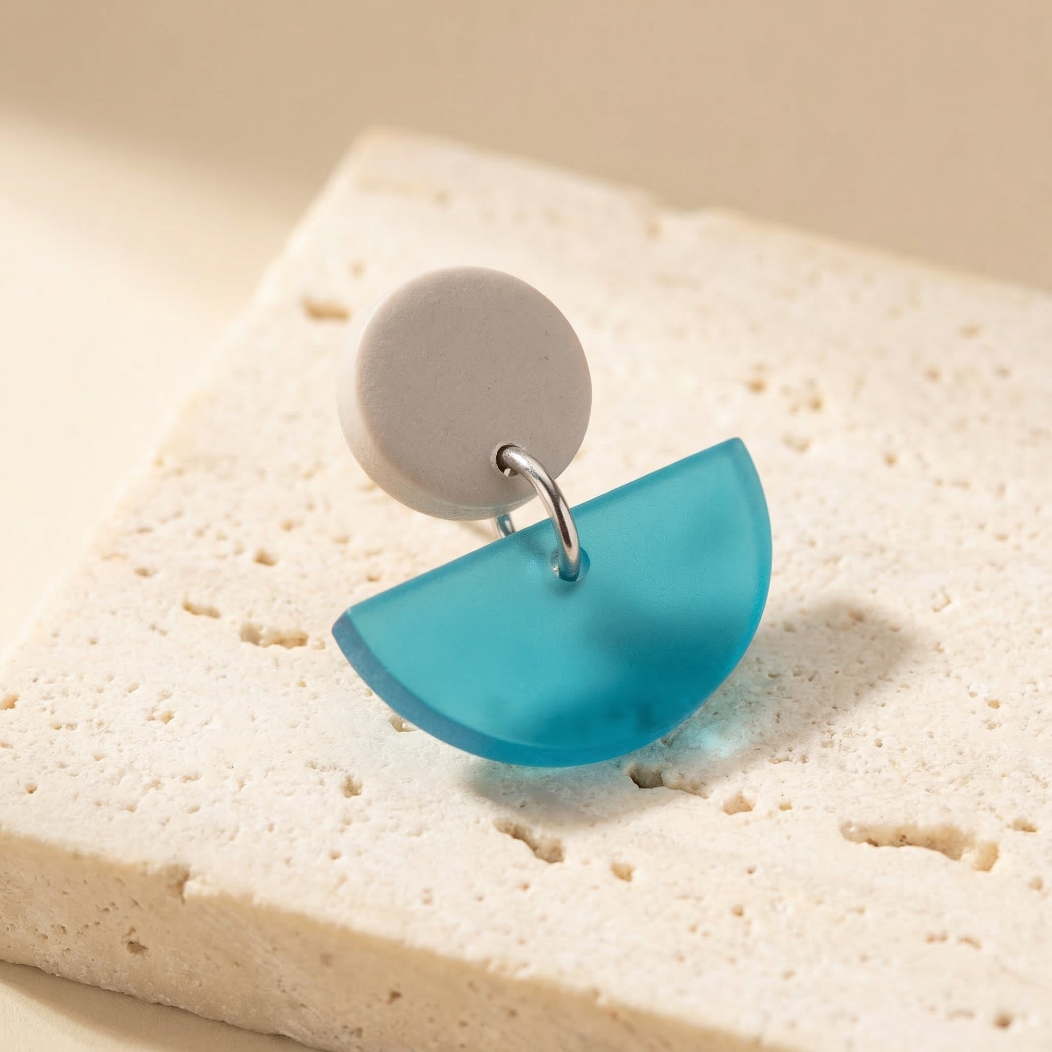 Meeresmond – Petrol Halbkreis-Ohrringe satiniert | Hellgrau Stecker | Handgemachte Statement Ohrringe | ZIMI Jewelry