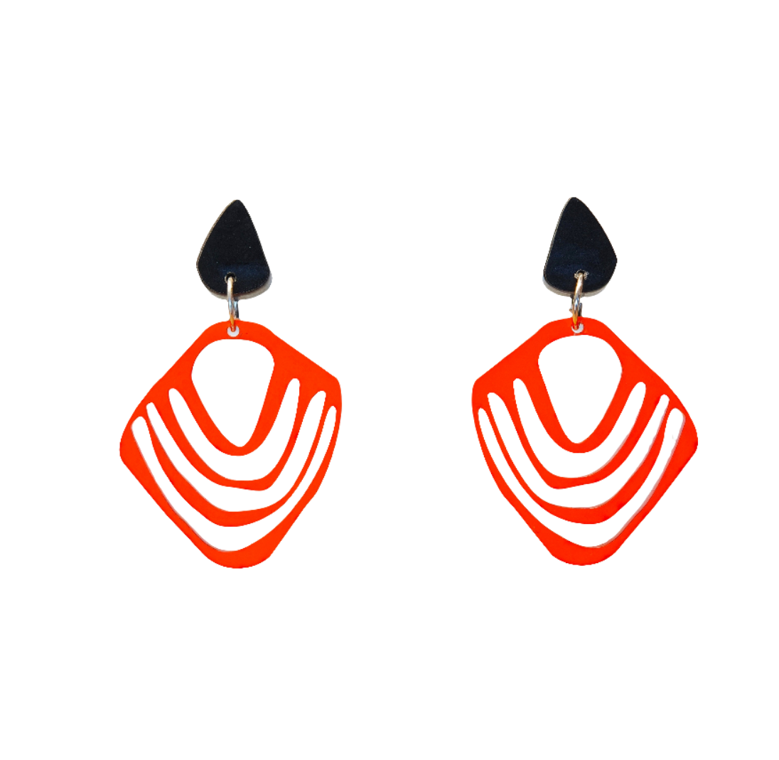 Feuerraute – Rot-Orange Rauten-Ohrringe mit Grafik-Ausschnitt | Handgemachte Statement Ohrringe | ZIMI Jewelry