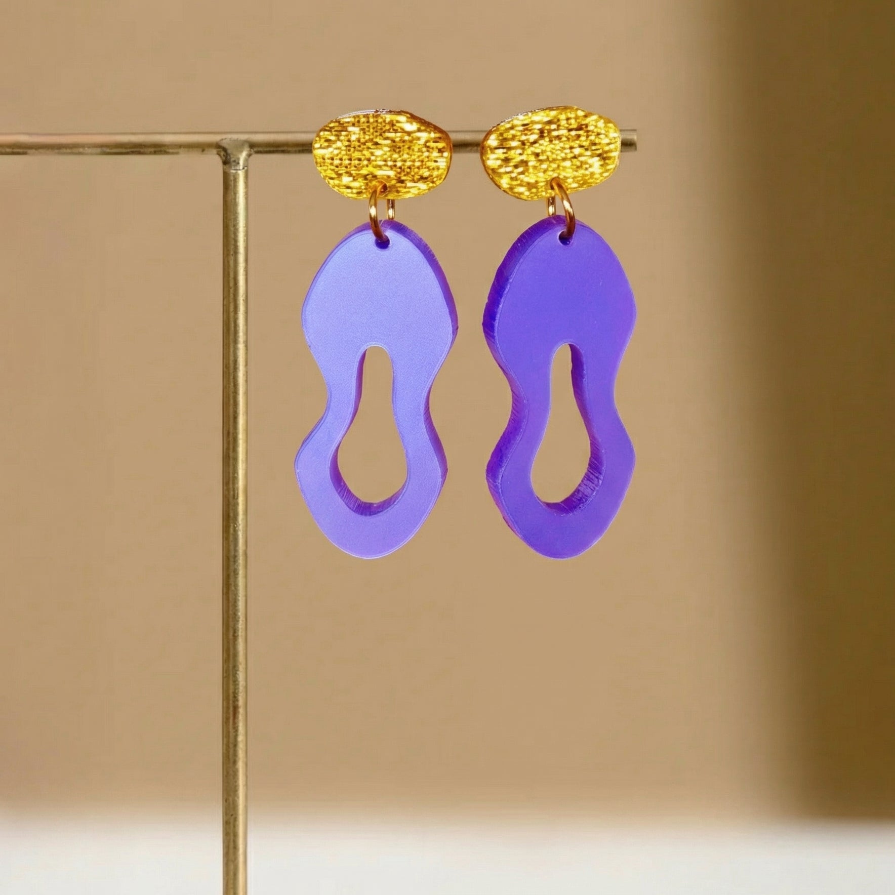 Lilavell – Organische Acryl Ohrringe mit Goldstecker | Handgemachte Statement Ohrringe | ZIMI Jewelry