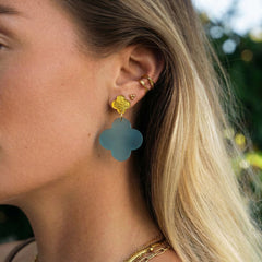 Meeresklee – Petrol Kleeblatt-Ohrringe satiniert | Goldglitter-Stecker | Handgemachte Statement Ohrringe | ZIMI Jewelry