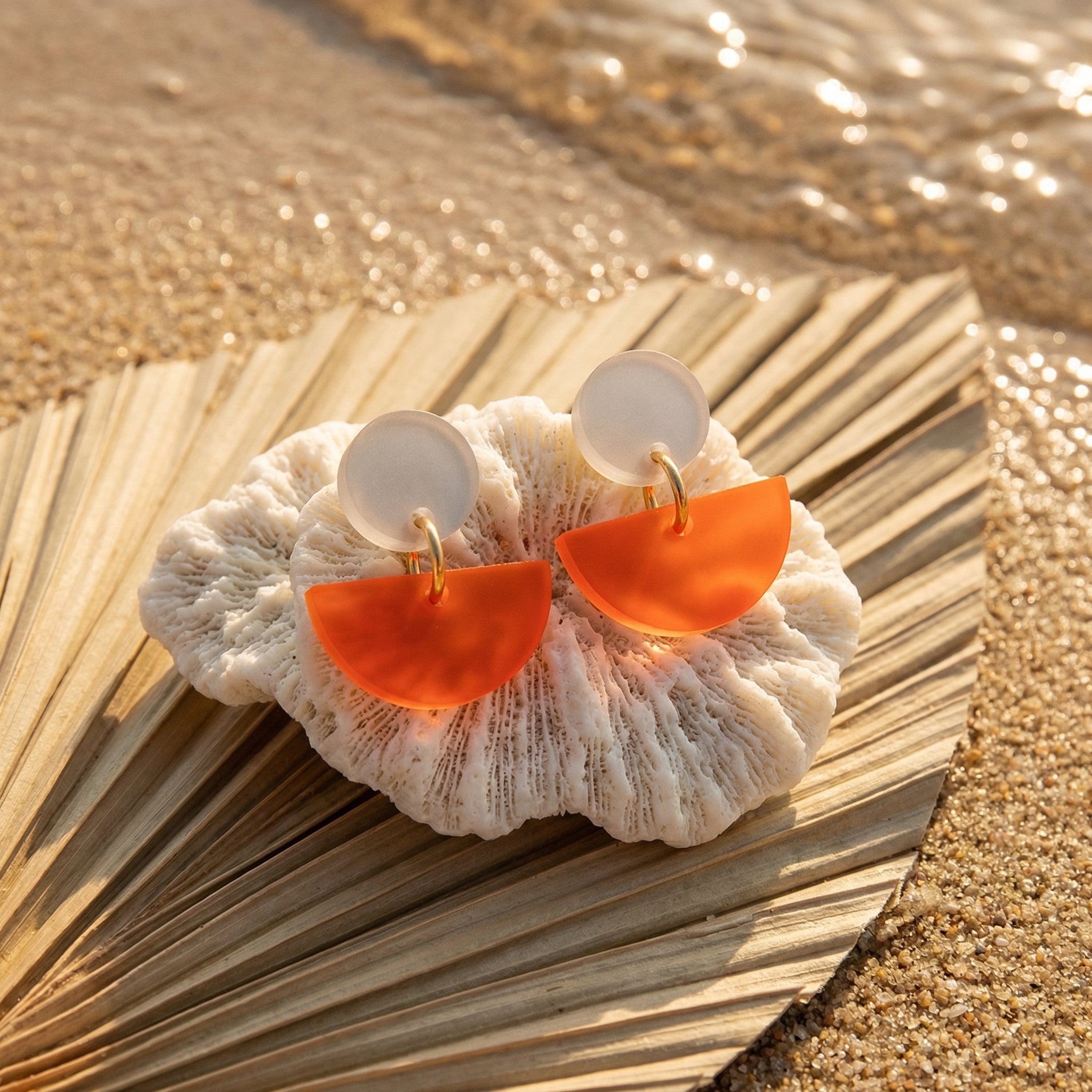 Glutmond – Orange Halbkreis-Ohrringe satiniert | Hellgrau Stecker | Handgemachte Statement Ohrringe | ZIMI Jewelry