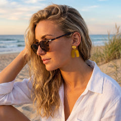 Sonnenbogen – Gelbegrün Acryl Bogen-Ohrringe mit Goldstecker | Handgemachte Statement Ohrringe | ZIMI Jewelry