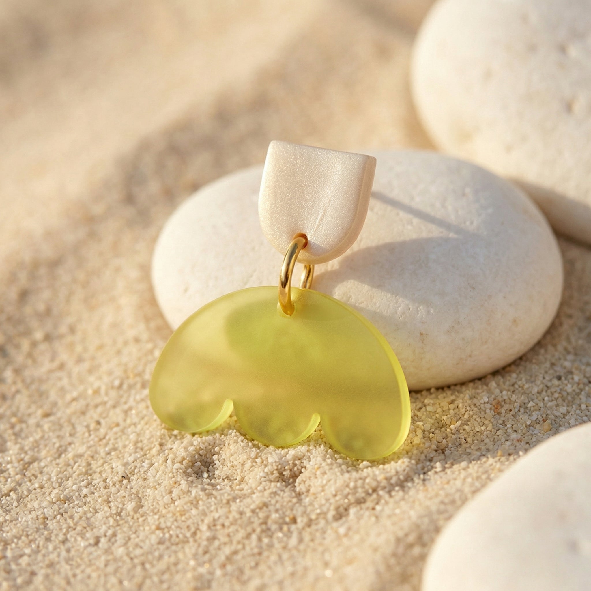 Sonnenwolke – Gelbgrüne Acryl Ohrringe mit Wellensaum | Handgemachte Statement Ohrringe | ZIMI Jewelry