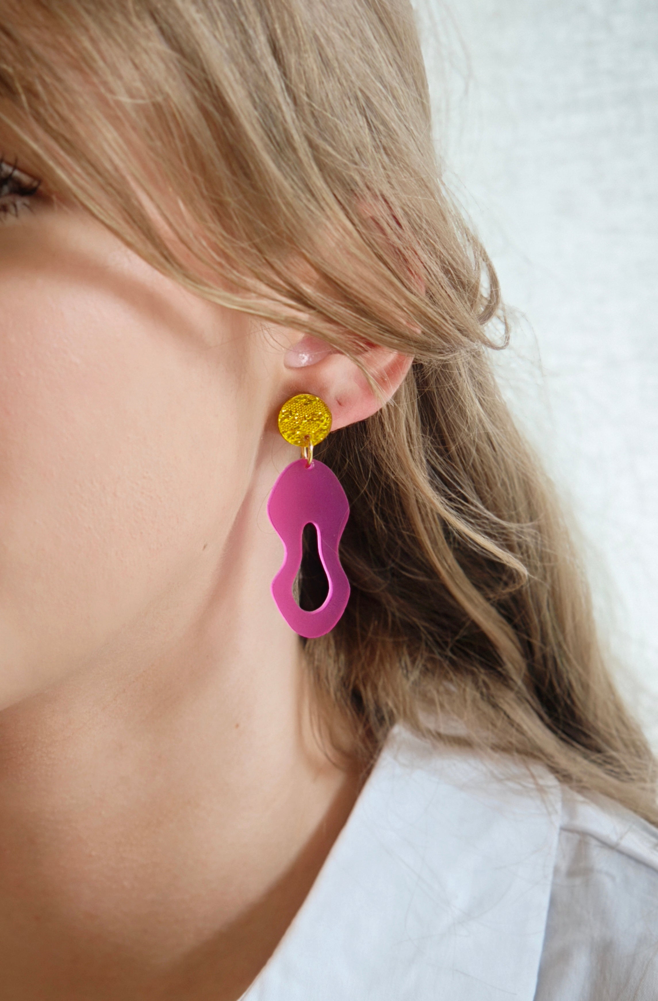 Rosavell – Organische Pink Acryl Ohrringe mit Goldstecker | Handgemachte Statement Ohrringe | ZIMI Jewelry