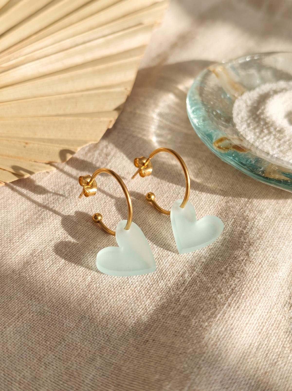 Mix & Match Wechselcreolen „Herz Eisgrün“: Creole in Gold oder Silber mit herzförmigem, satiniertem Eisgrün Greencast® Acryl-Anhänger. Federleicht, handmade in Deutschland.