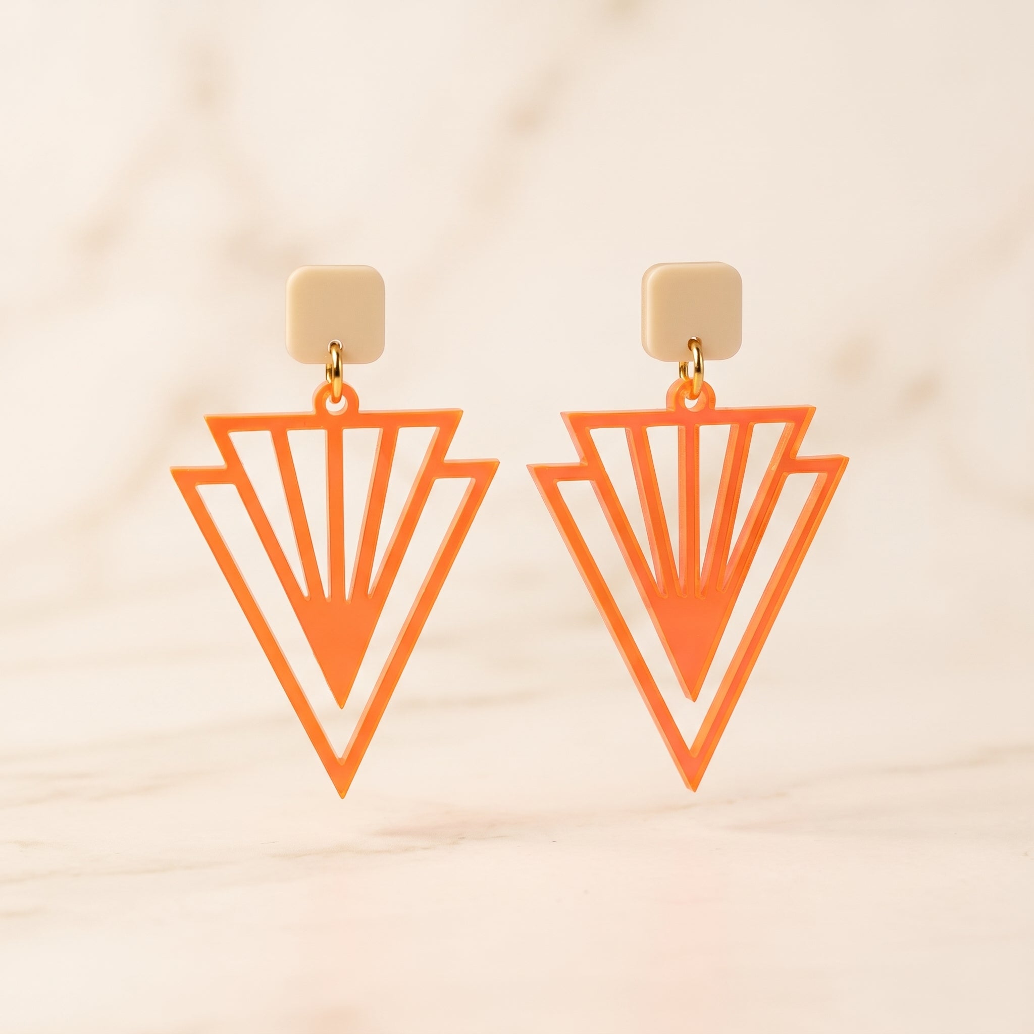 Neon Ohrringe „Sonnenpfeil" – Fluoreszierendes Neon-Orange Acryl mit Elfenbein-Stecker | ZIMI Jewelry