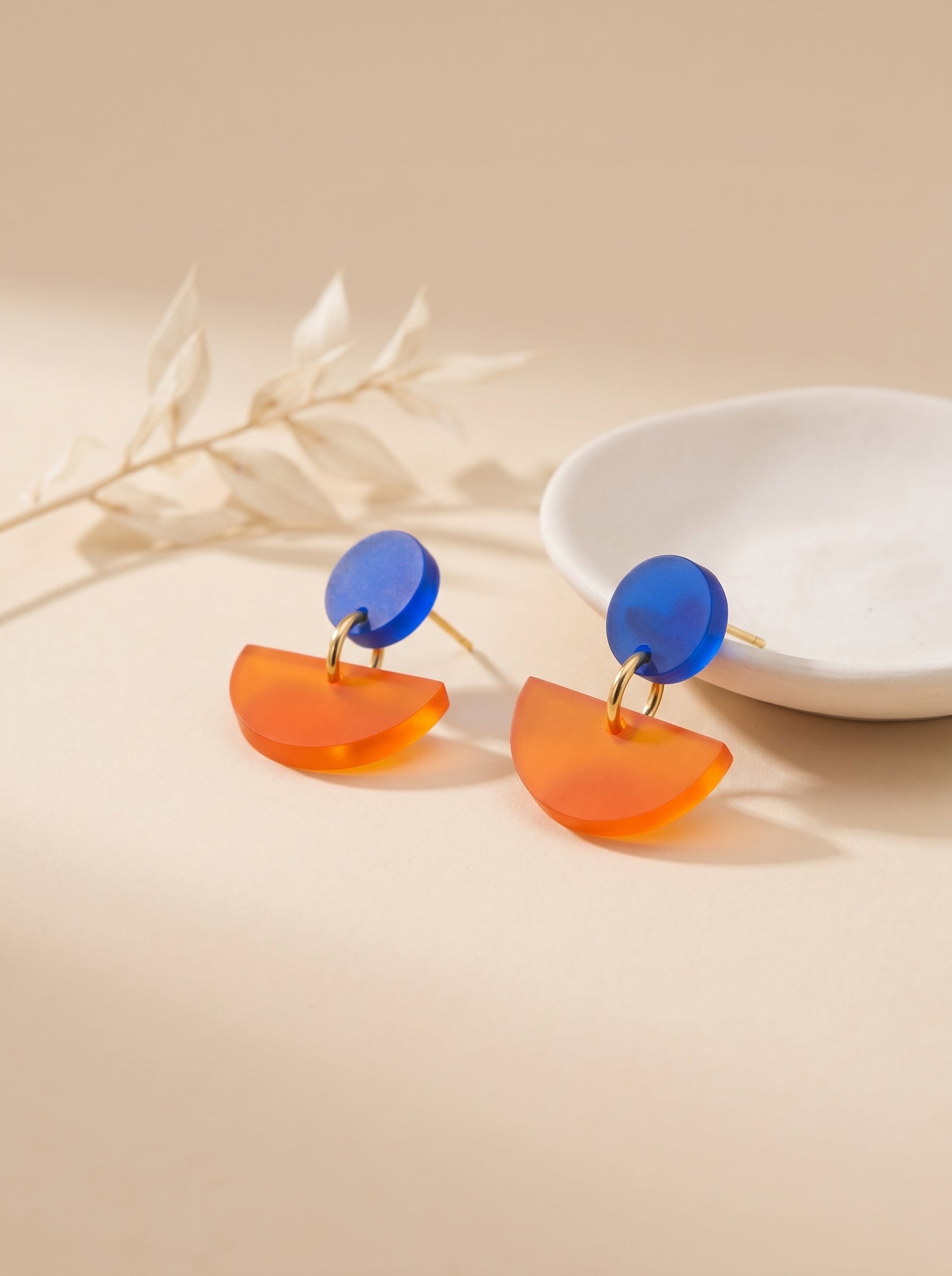 Ohrstecker Halbmond Royalblau & Orange | Greencast Acryl Ohrringe | Öse vergoldet handmade