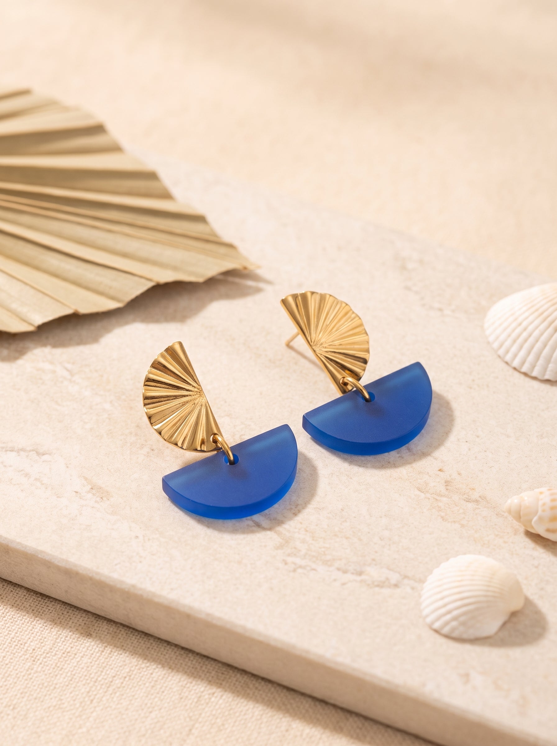 Ohrstecker, Fächer Ohrringe, Halbmond Ohrringe, Ohrringe vergoldet, 18 Karat vergoldet, nickelfreie Ohrringe, royalblaue Ohrringe, blaue Ohrringe, maritime Ohrringe, Ohrringe Gold, Greencast Acryl, Acryl Ohrringe, leichte Ohrringe, handmade Ohrringe, Ohrringe Deutschland, elegante Ohrringe, Sommer Ohrringe, ZIMI Jewelry