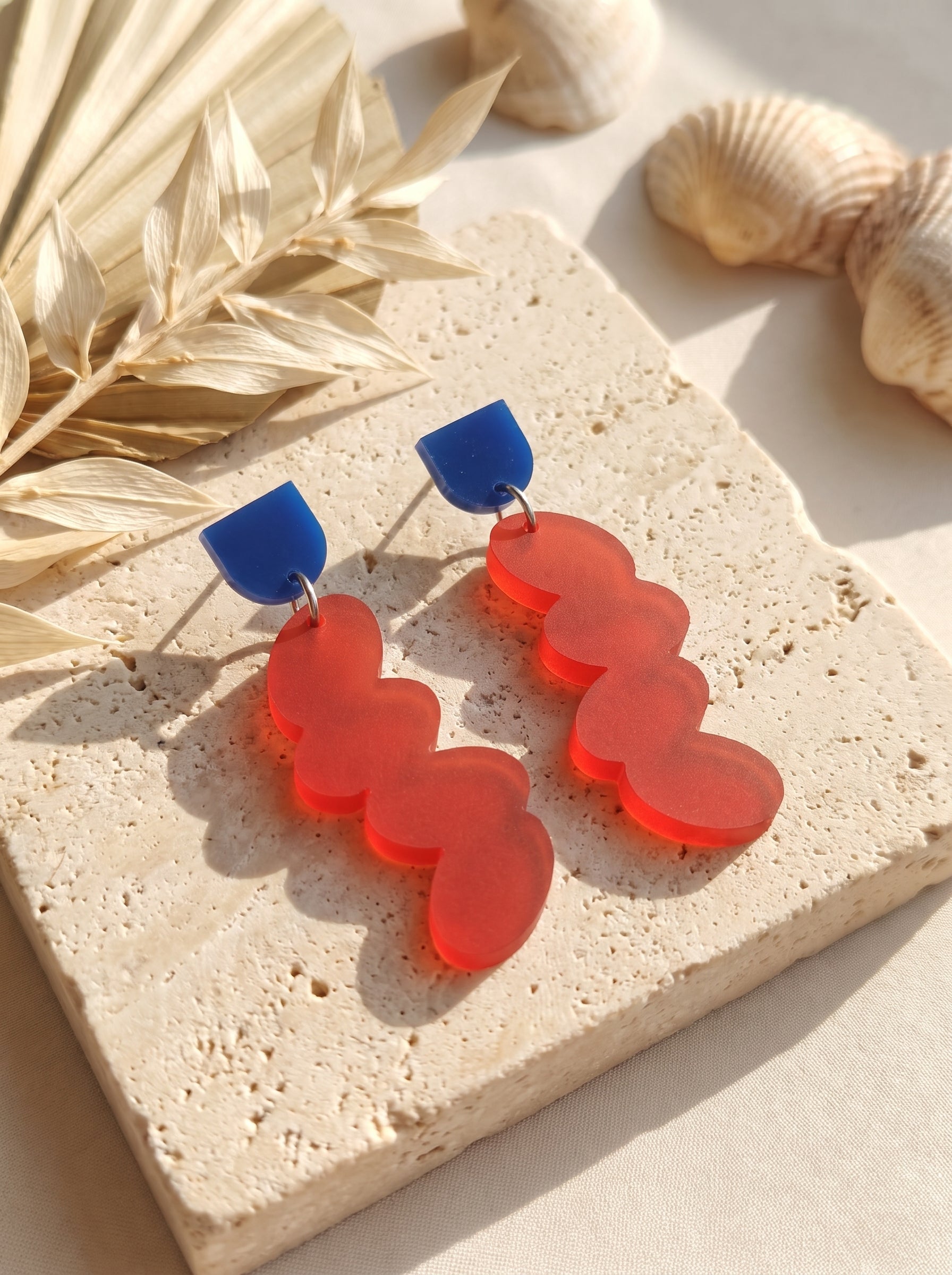 Ohrhänger, zweifarbige Ohrringe, bunte Ohrringe, Wellen Ohrringe, organische Ohrringe, statement Ohrringe, royalblaue Ohrringe, blaue Ohrringe, ziegelrote Ohrringe, rote Ohrringe, nickelfreie Ohrringe, Greencast Acryl, Acryl Ohrringe, leichte Ohrringe, handmade Ohrringe, Ohrringe Deutschland, Sommer Ohrringe, ZIMI Jewelry