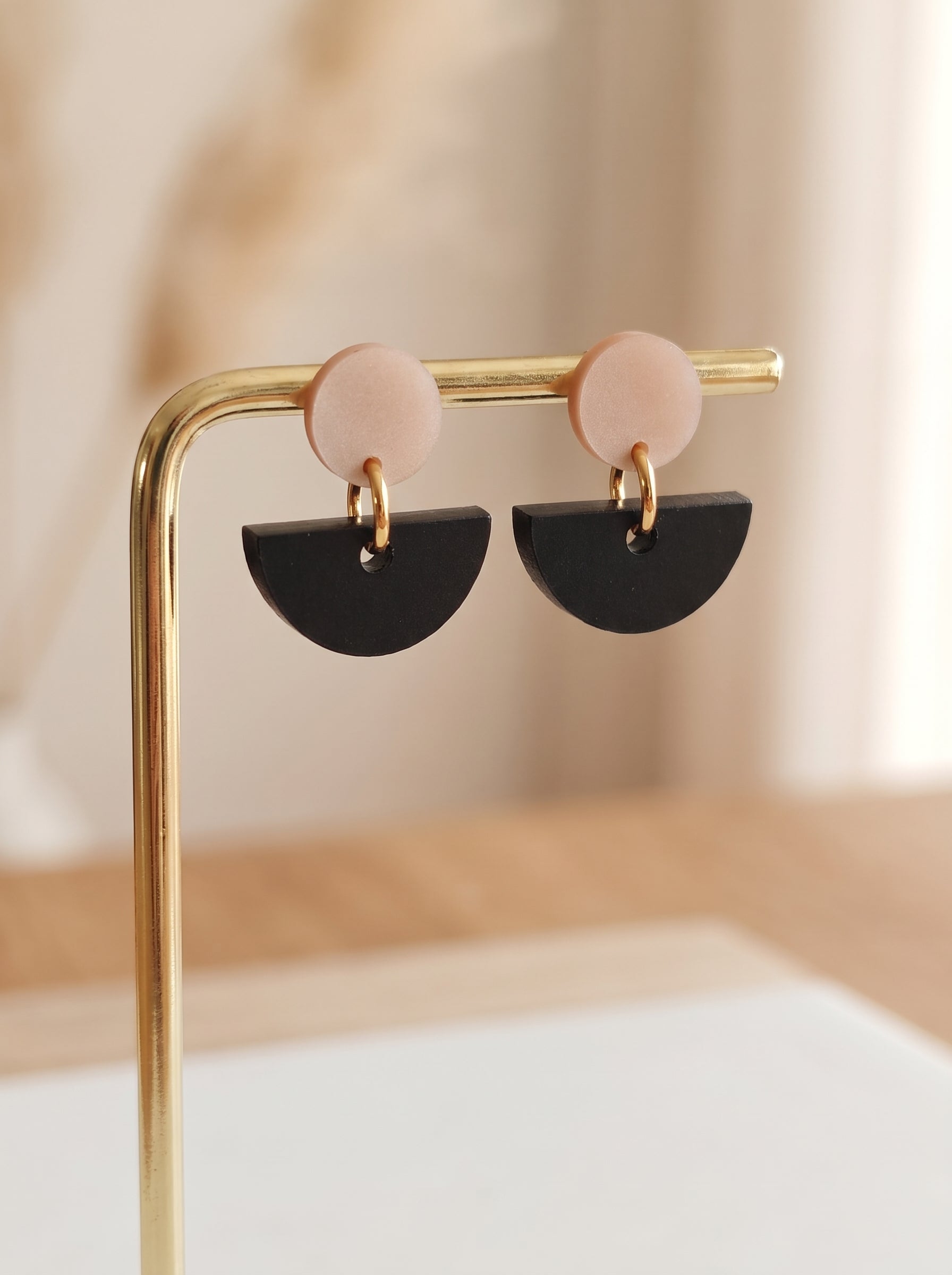 Ohrstecker Halbmond Beigecreme & Schwarz | Greencast Acryl Ohrringe | Öse vergoldet handmade