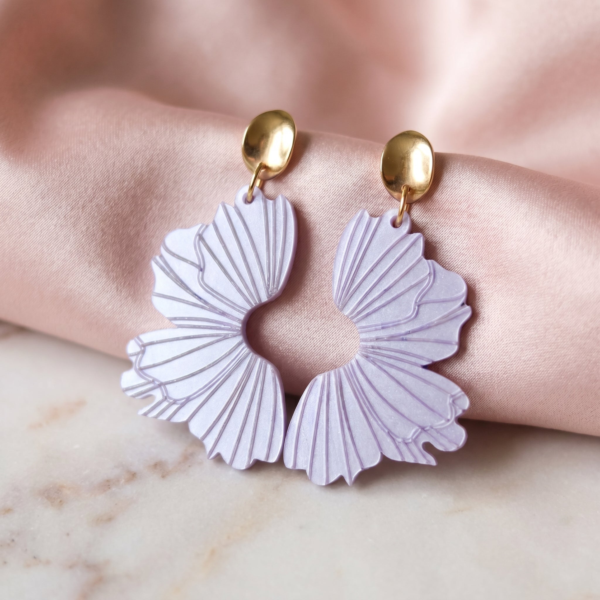 Hibiskus Creole Metallic Flieder | Handgemachte Acryl Ohrringe | ZIMI Jewelry
