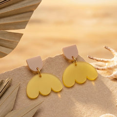 Sonnenwolke – Gelbgrüne Acryl Ohrringe mit Wellensaum | Handgemachte Statement Ohrringe | ZIMI Jewelry