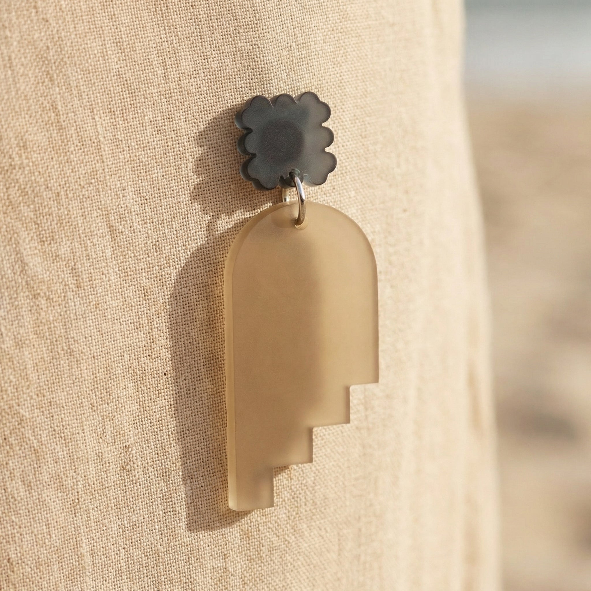 Sandtreppe – Schlamm Treppen-Bogen Ohrringe satiniert | Anthrazit Blumen-Stecker | Handgemachte Statement Ohrringe | ZIMI Jewelry