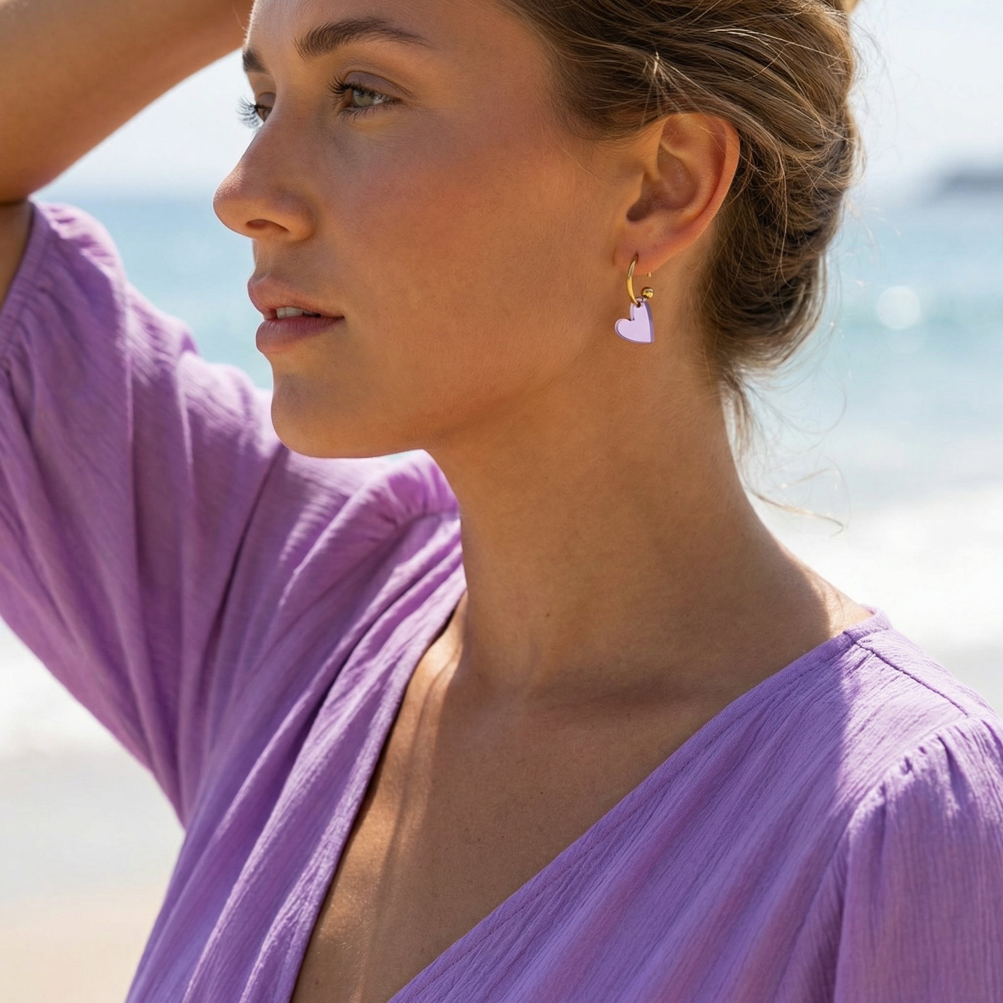 Herzcreole Perlherz – 18k Gold Creole mit Flieder Metallic-Herzanhänger | Mix & Match | ZIMI Jewelry