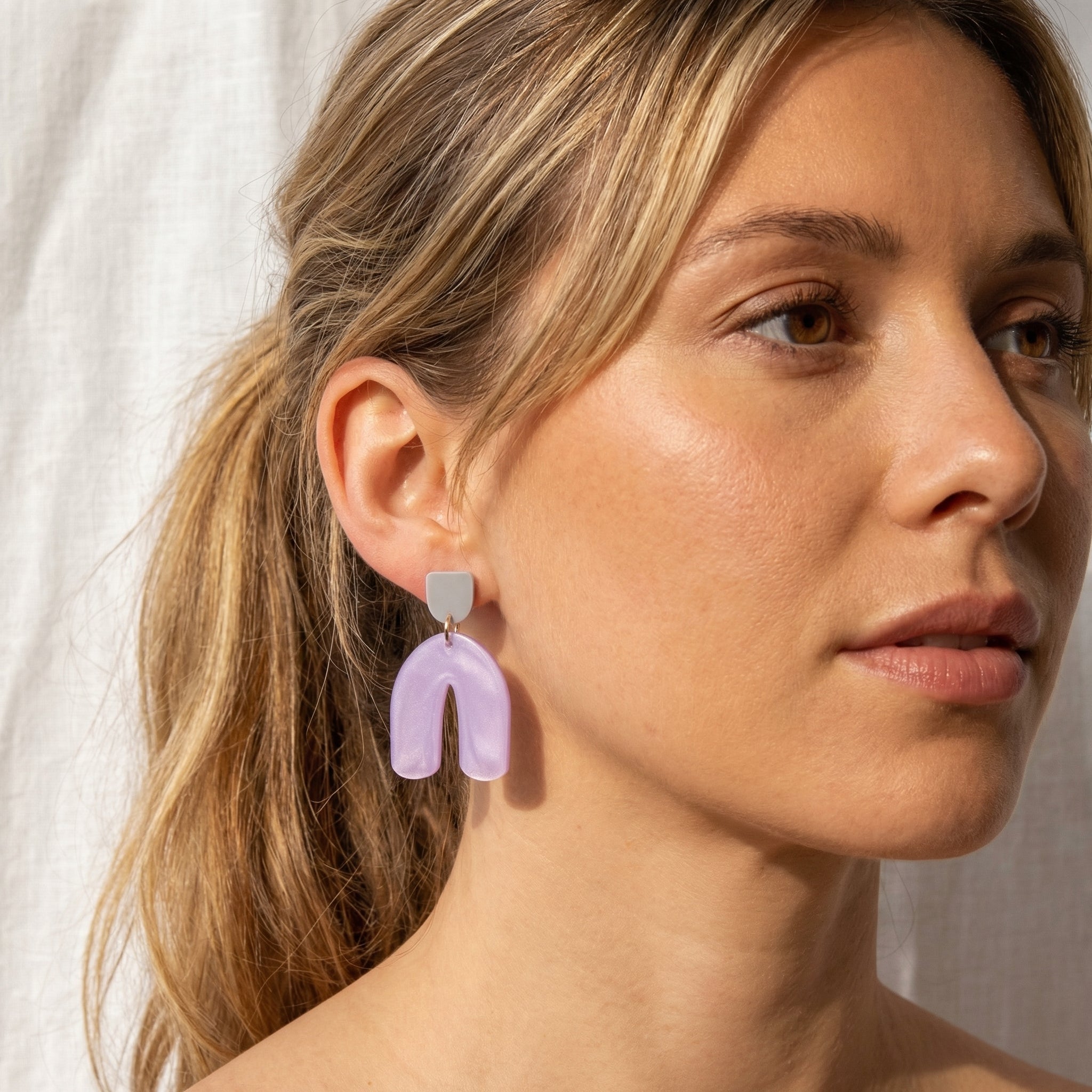 Lavendelbogen – Schimmernde Flieder Bogen-Ohrringe hellgrau | Handgemachte Statement Ohrringe | ZIMI Jewelry