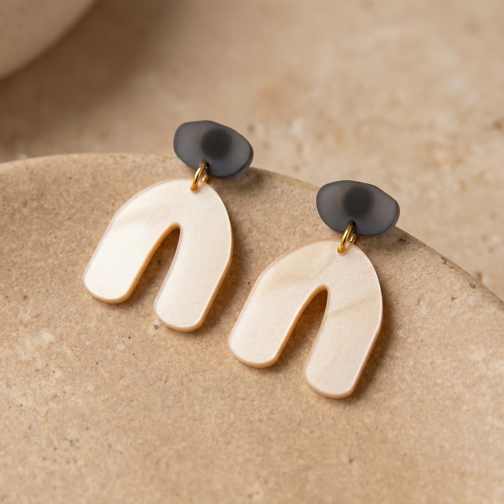 Perlbogen – Creme Bogen-Ohrringe schimmernd anthrazit | Handgemachte Statement Ohrringe | ZIMI Jewelry