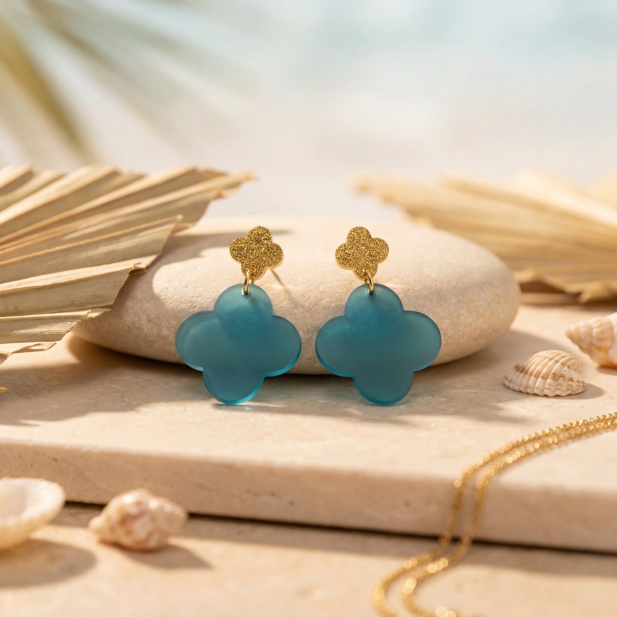 Meeresklee – Petrol Kleeblatt-Ohrringe satiniert | Goldglitter-Stecker | Handgemachte Statement Ohrringe | ZIMI Jewelry