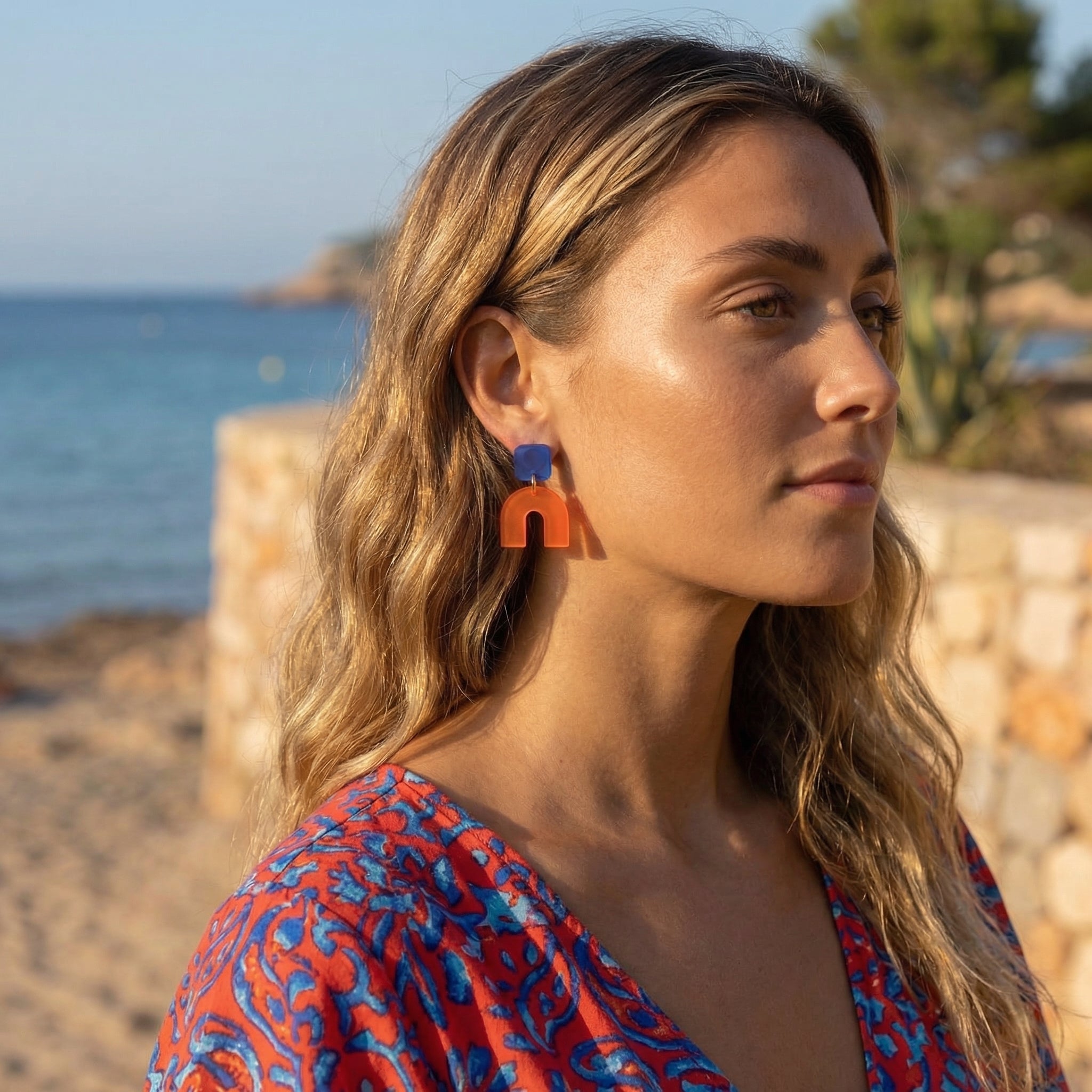 Glutbogen – Orange Bogen-Ohrringe satiniert royalblau | Handgemachte Statement Ohrringe | ZIMI Jewelry