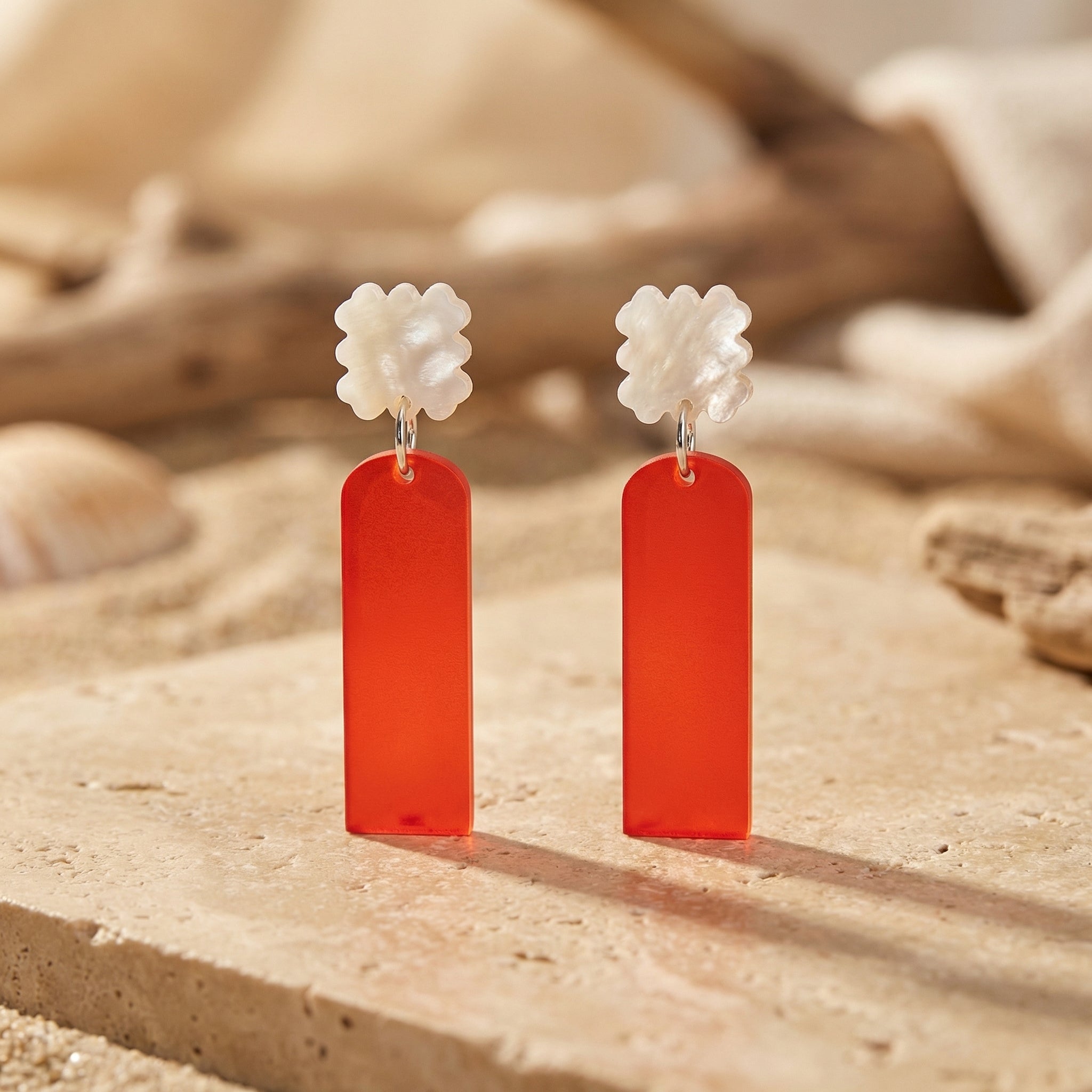 Rubinsäule – Rote Säulen-Ohrringe satiniert | Kleeblatt-Stecker | Handgemachte Statement Ohrringe | ZIMI Jewelry