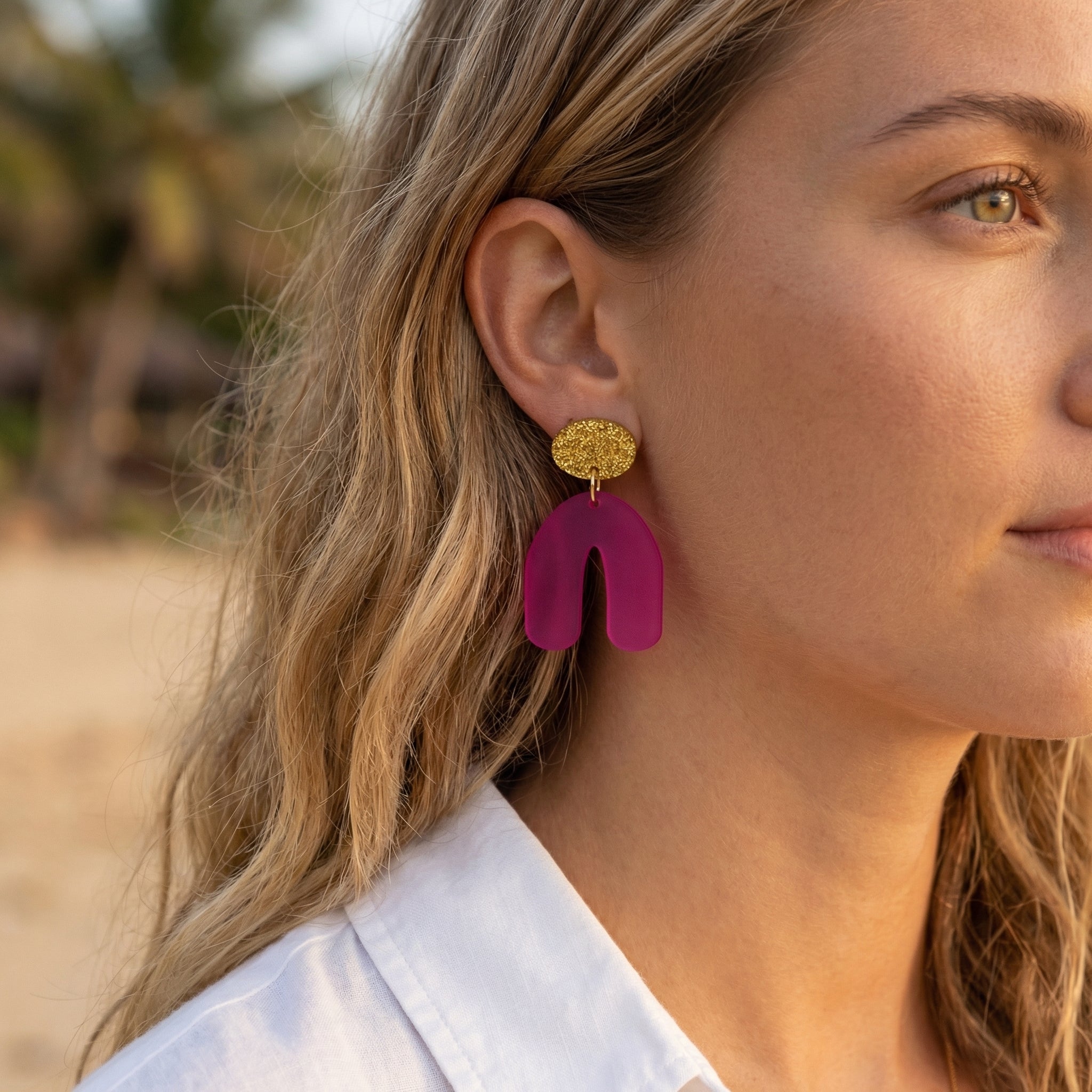 Rosabogen – Pink Bogen-Ohrringe mit Goldglitter-Stecker | Handgemachte Statement Ohrringe | ZIMI Jewelry