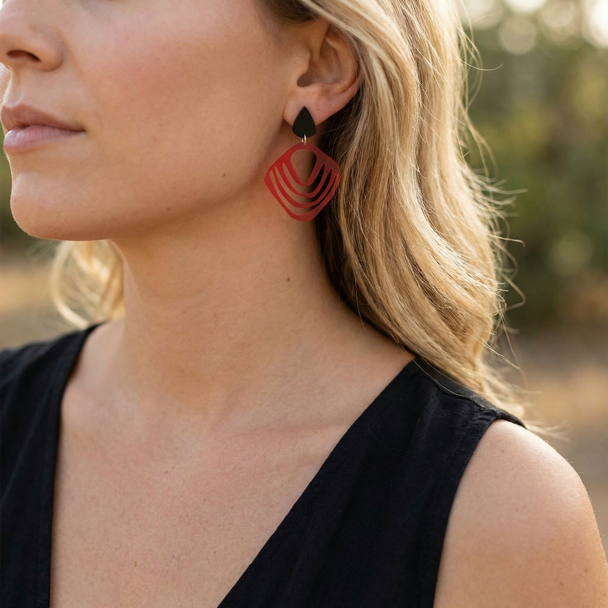 Feuerraute – Rot-Orange Rauten-Ohrringe mit Grafik-Ausschnitt | Handgemachte Statement Ohrringe | ZIMI Jewelry