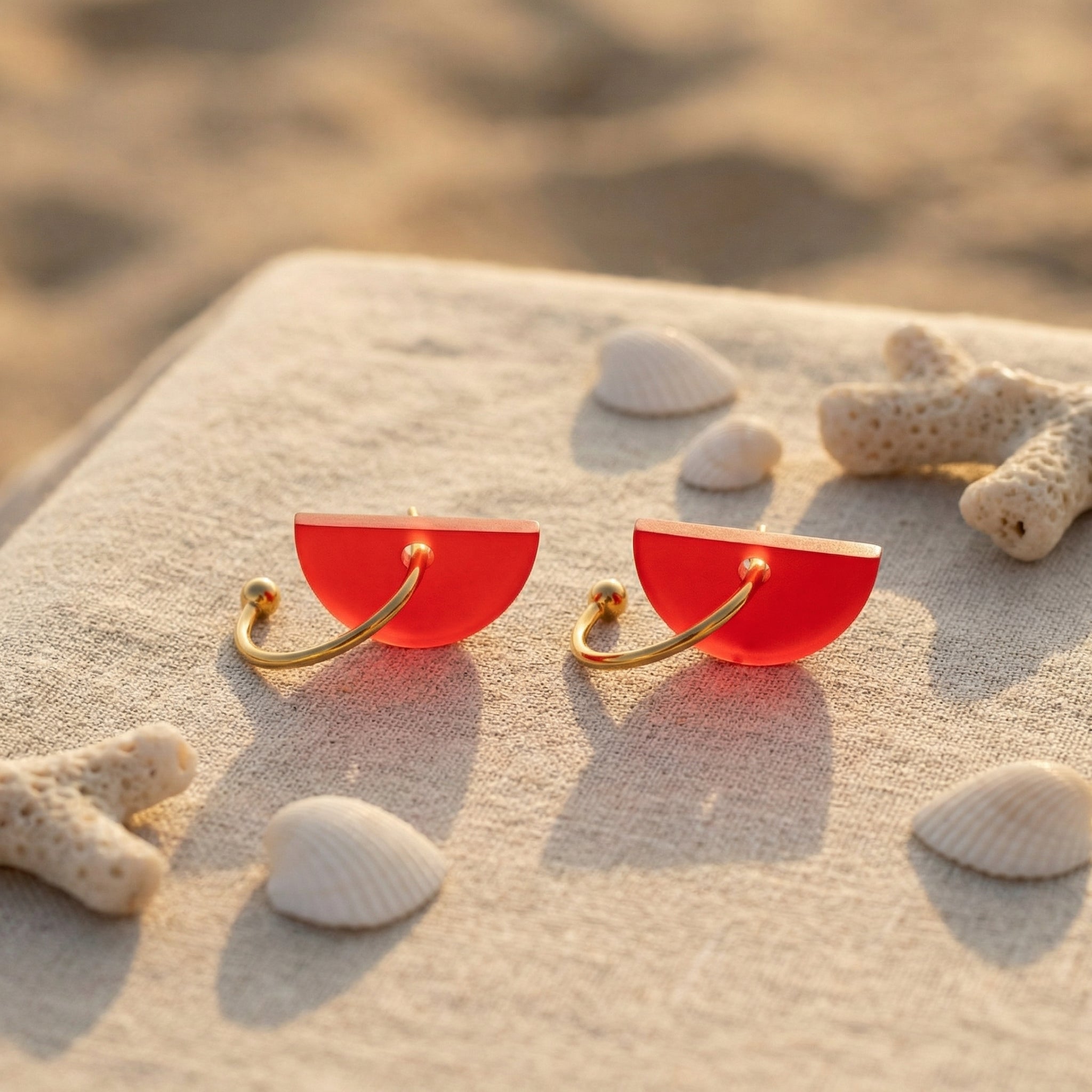 Mondcreole Feuermond – 18k Gold Creole mit rotem Halbkreis-Anhänger | Mix & Match | ZIMI Jewelry