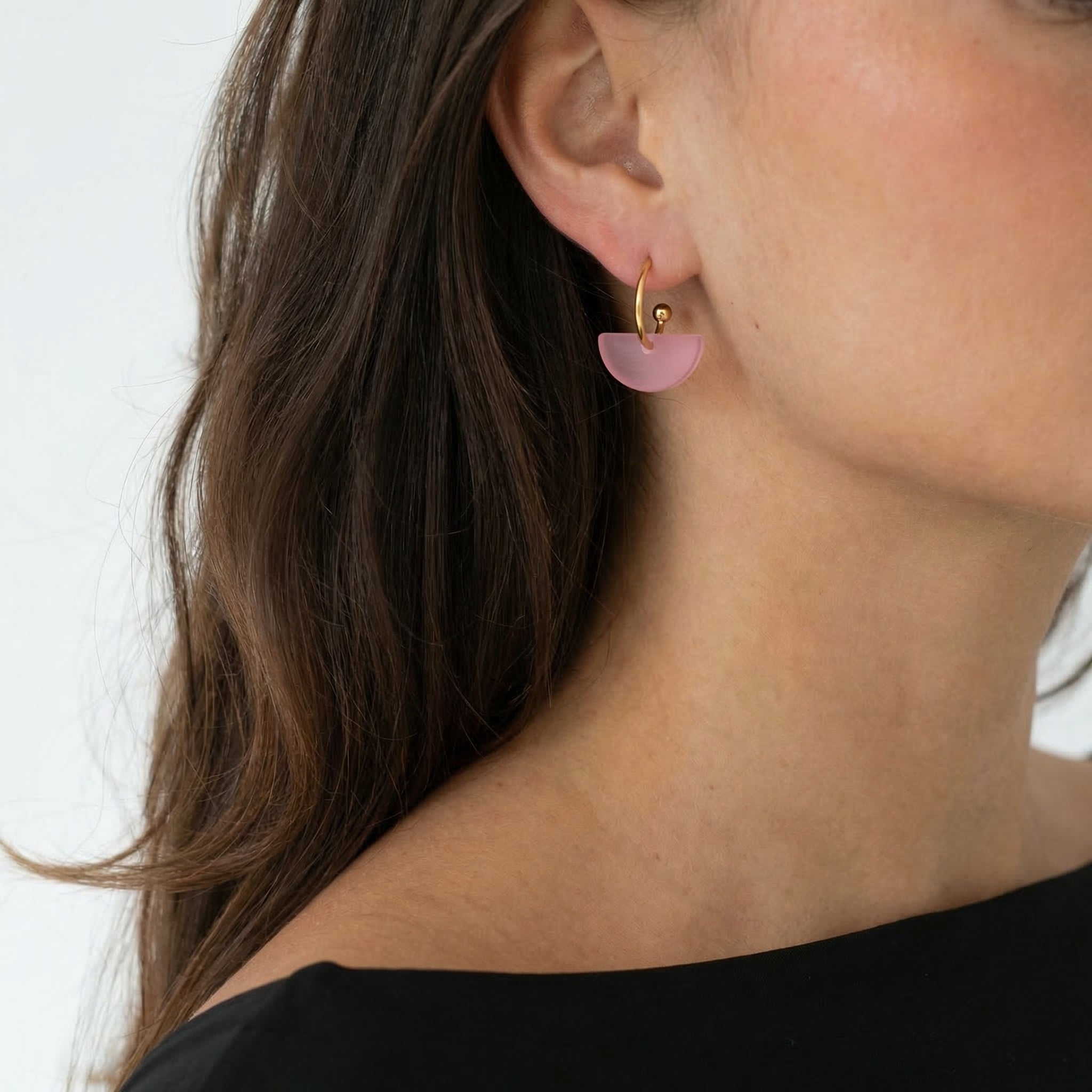 Mondcreole Rosenmond – 18k Gold Creole mit rosa Halbkreis-Anhänger | Mix & Match | ZIMI Jewelry