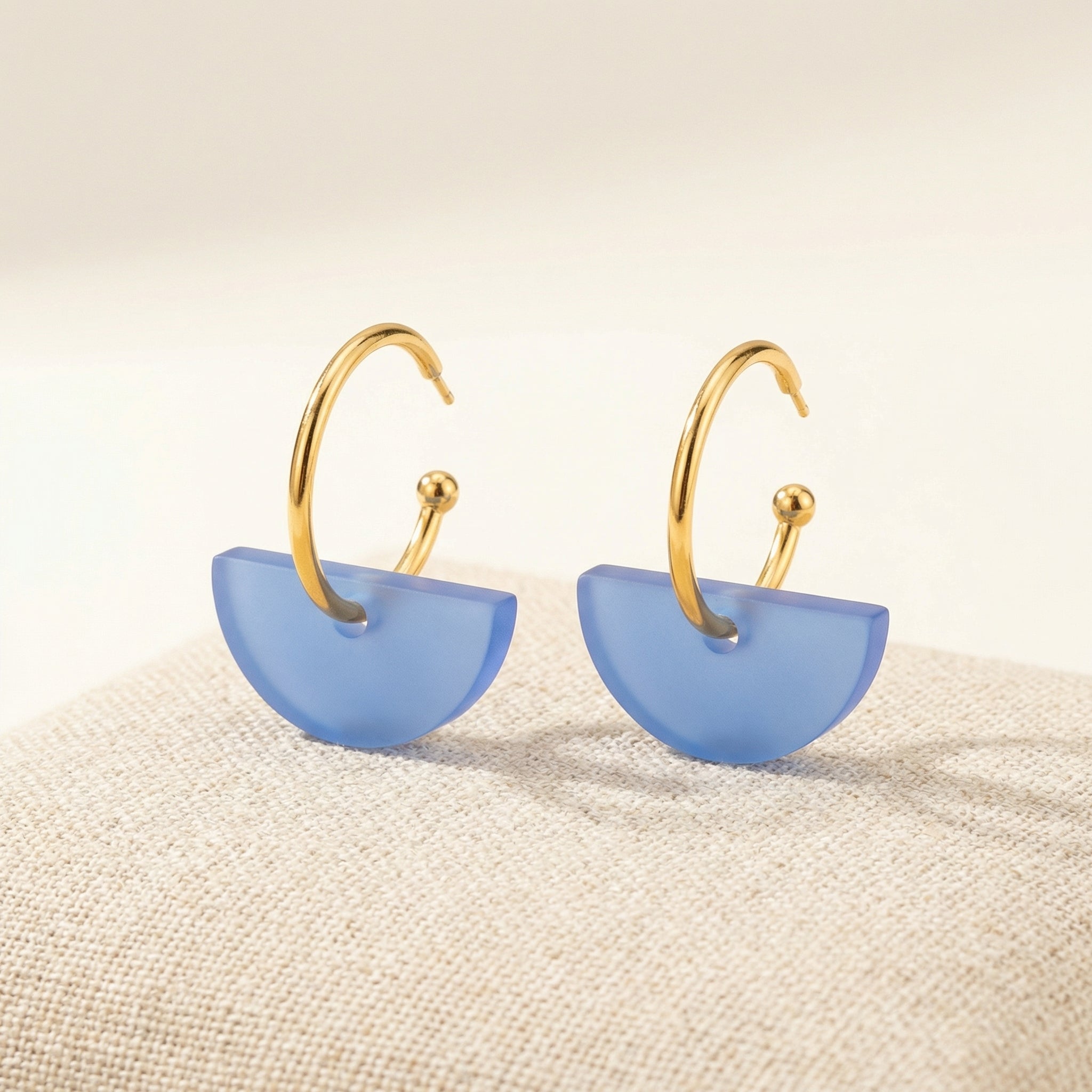 Mondcreole Himmelsmond – 18k Gold Creole mit blauem Halbkreis-Anhänger | Mix & Match | ZIMI Jewelry