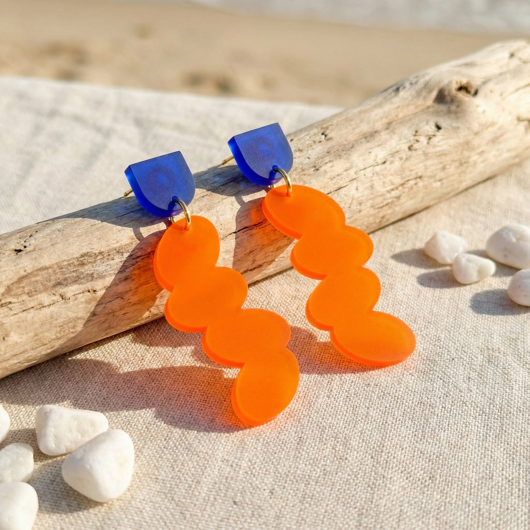 Feuerwelle – Orange Wellen-Ohrringe satiniert royalblau | Handgemachte Statement Ohrringe | ZIMI Jewelry
