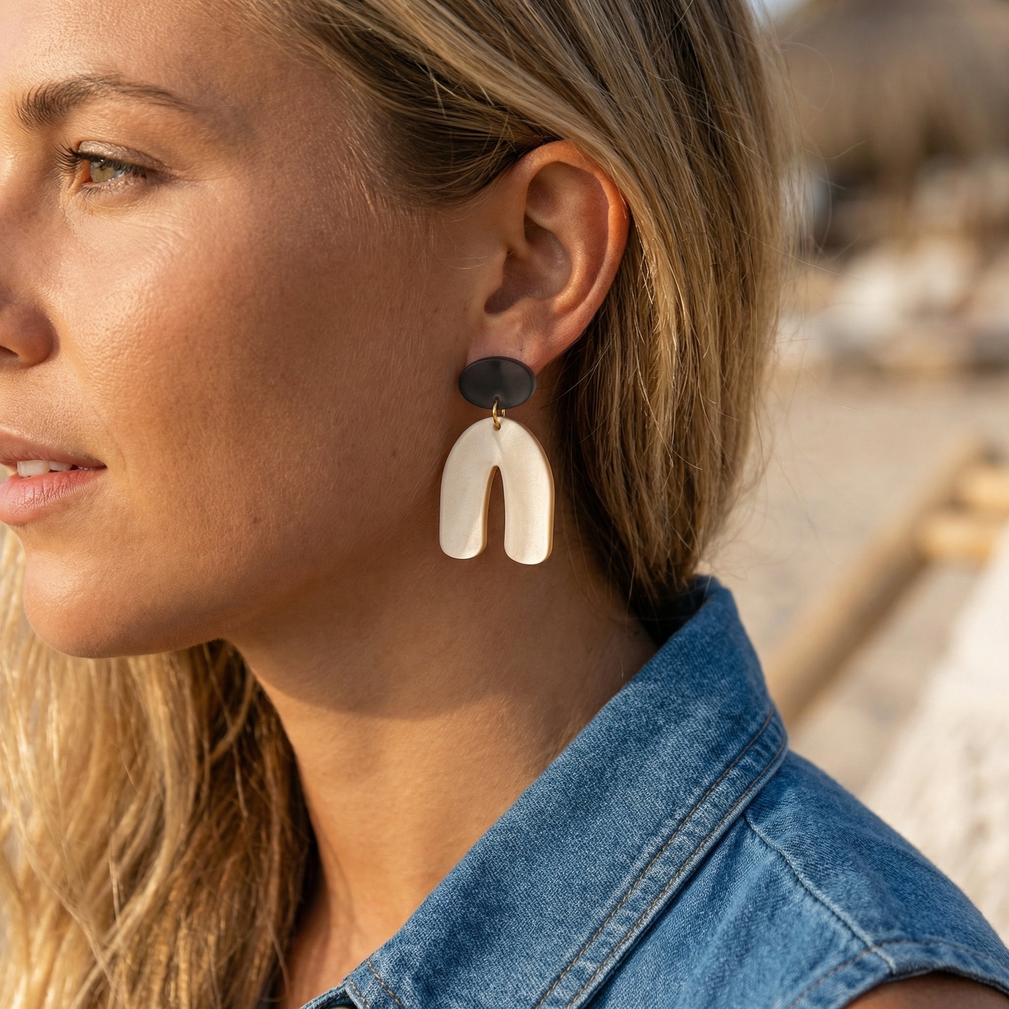 Perlbogen – Creme Bogen-Ohrringe schimmernd anthrazit | Handgemachte Statement Ohrringe | ZIMI Jewelry