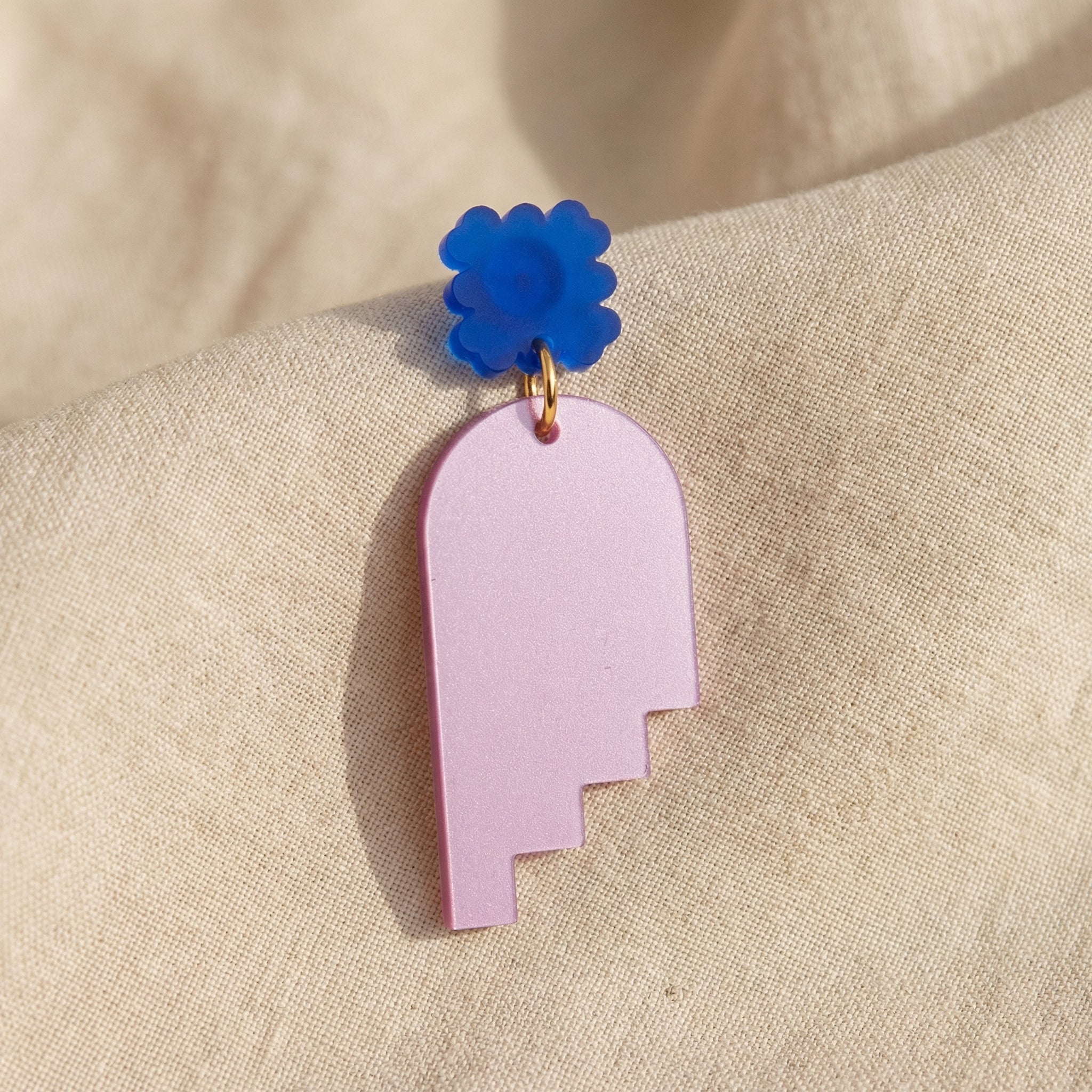 Treppenbogen – Flieder Architektur-Ohrringe metallisch | Royalblau Blumen-Stecker | Handgemachte Statement Ohrringe | ZIMI Jewelry