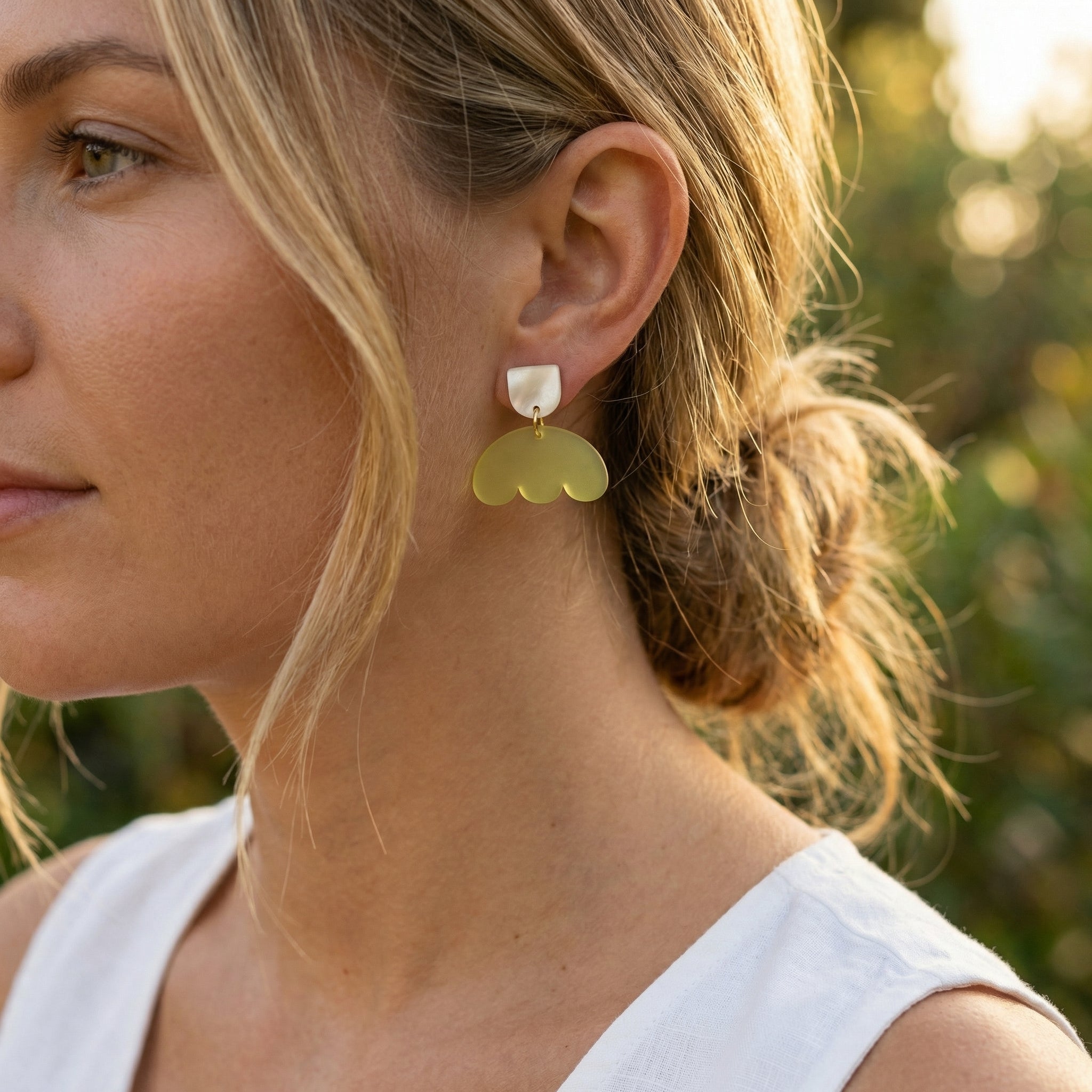 Sonnenwolke – Gelbgrüne Acryl Ohrringe mit Wellensaum | Handgemachte Statement Ohrringe | ZIMI Jewelry
