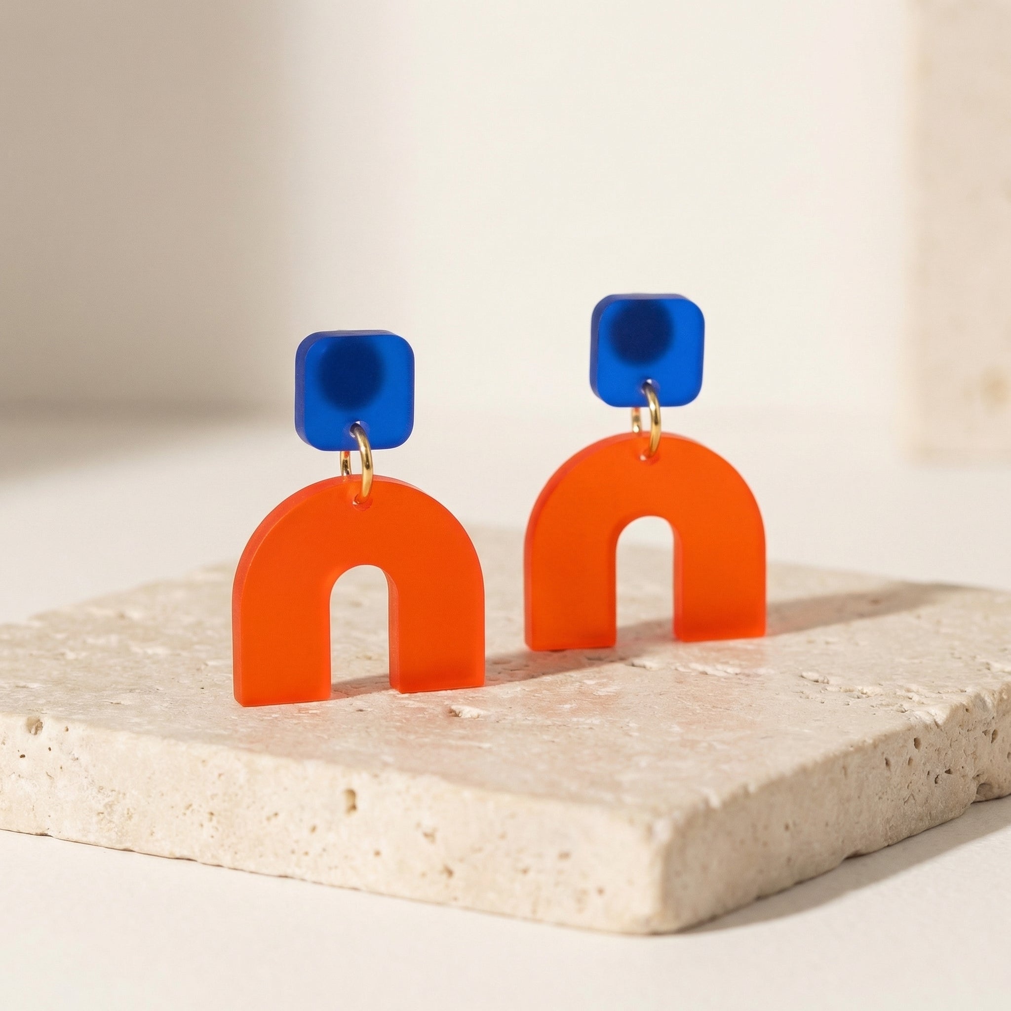 Glutbogen – Orange Bogen-Ohrringe satiniert royalblau | Handgemachte Statement Ohrringe | ZIMI Jewelry