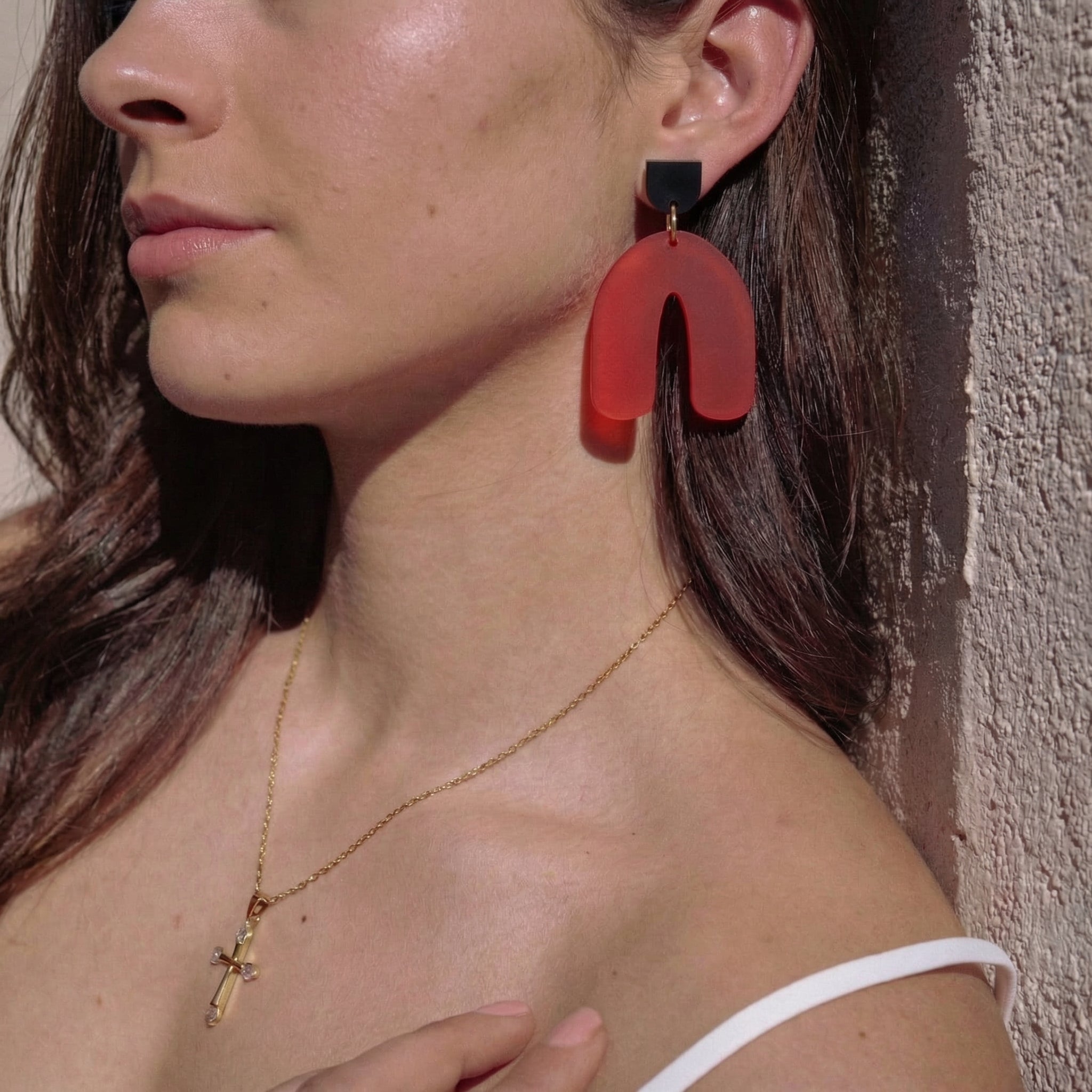 Feuertor – Roter Bogen-Ohrring schwarzer Stecker | Handgemachte Statement Ohrringe | ZIMI Jewelry