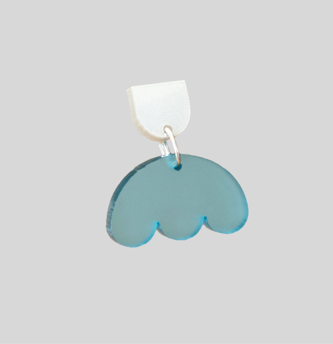 Meereswölkchen – Petrol Acryl Ohrringe mit Wellensaum | Handgemachte Statement Ohrringe | ZIMI Jewelry