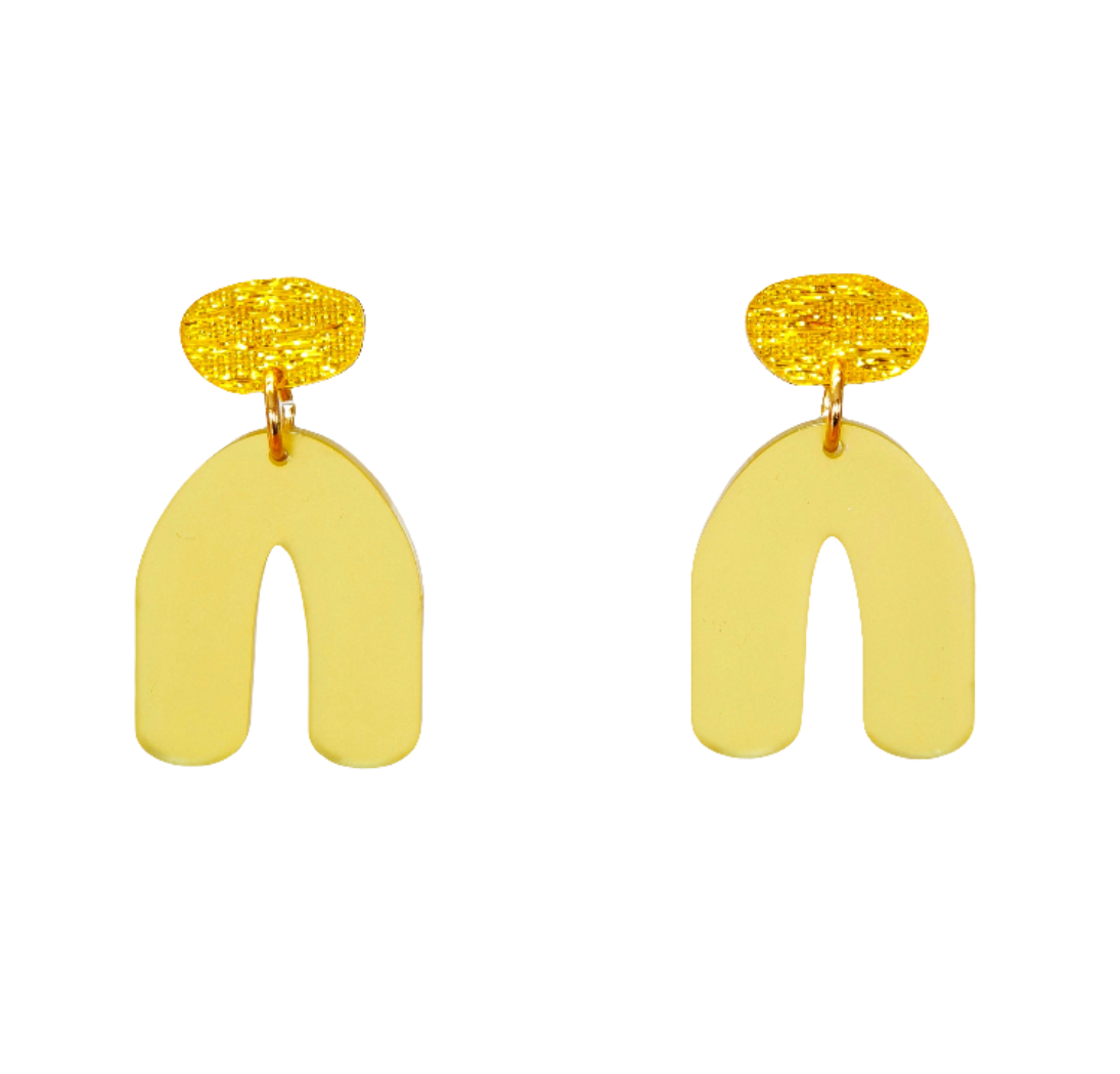 Sonnenbogen – Gelbegrün Acryl Bogen-Ohrringe mit Goldstecker | Handgemachte Statement Ohrringe | ZIMI Jewelry