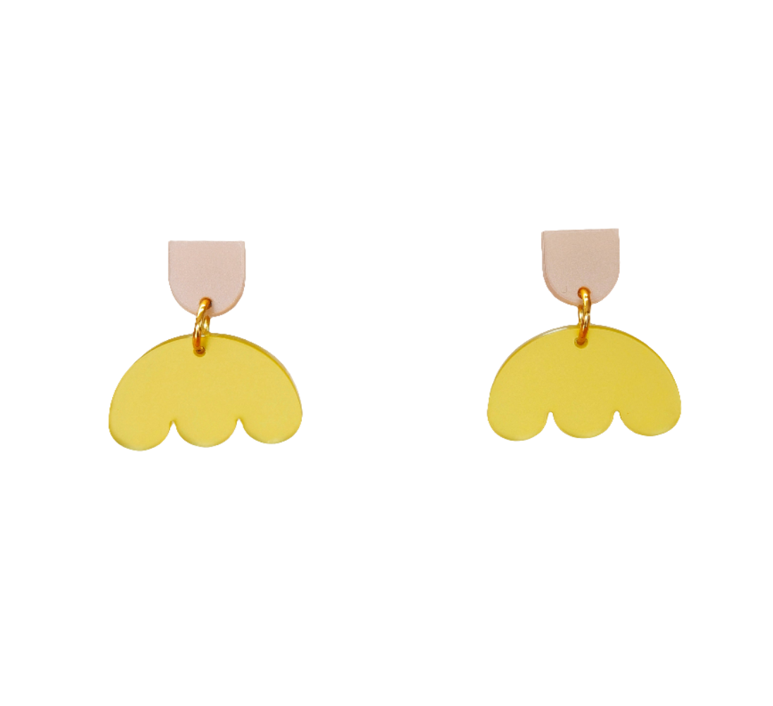 Sonnenwolke – Gelbgrüne Acryl Ohrringe mit Wellensaum | Handgemachte Statement Ohrringe | ZIMI Jewelry
