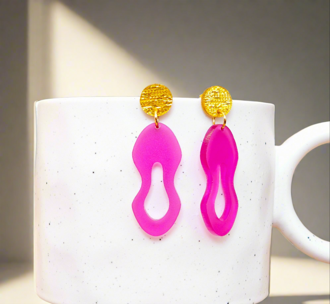 Rosavell – Organische Pink Acryl Ohrringe mit Goldstecker | Handgemachte Statement Ohrringe | ZIMI Jewelry