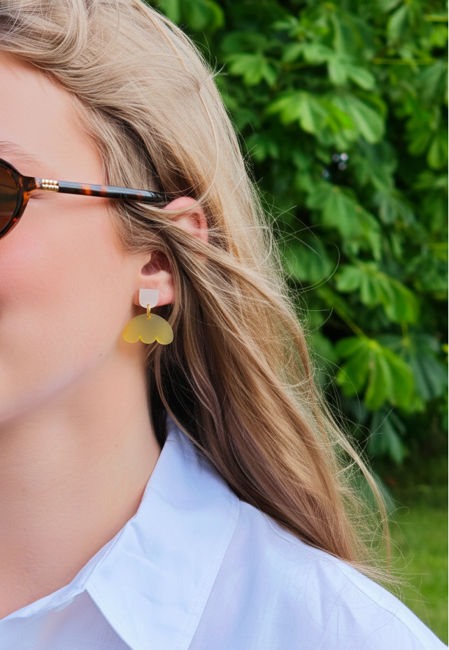 Sonnenwolke – Gelbgrüne Acryl Ohrringe mit Wellensaum | Handgemachte Statement Ohrringe | ZIMI Jewelry