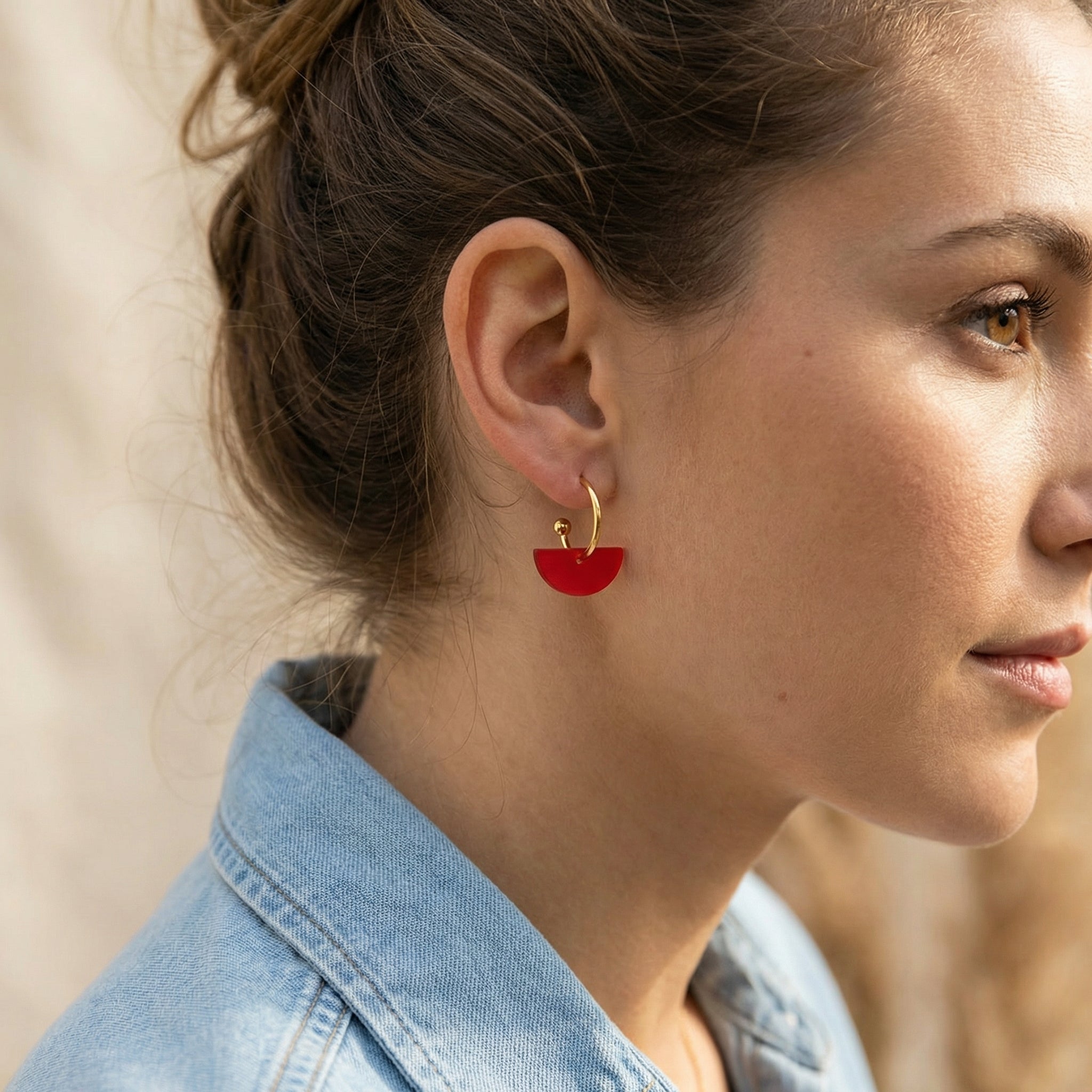Mondcreole Feuermond – 18k Gold Creole mit rotem Halbkreis-Anhänger | Mix & Match | ZIMI Jewelry