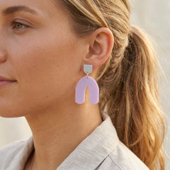 Lavendelbogen – Schimmernde Flieder Bogen-Ohrringe hellgrau | Handgemachte Statement Ohrringe | ZIMI Jewelry