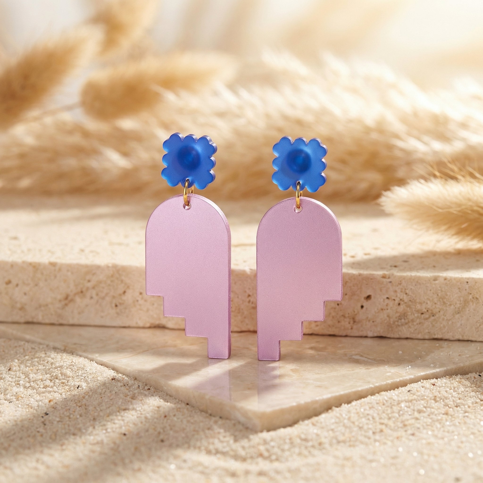 Treppenbogen – Flieder Architektur-Ohrringe metallisch | Royalblau Blumen-Stecker | Handgemachte Statement Ohrringe | ZIMI Jewelry