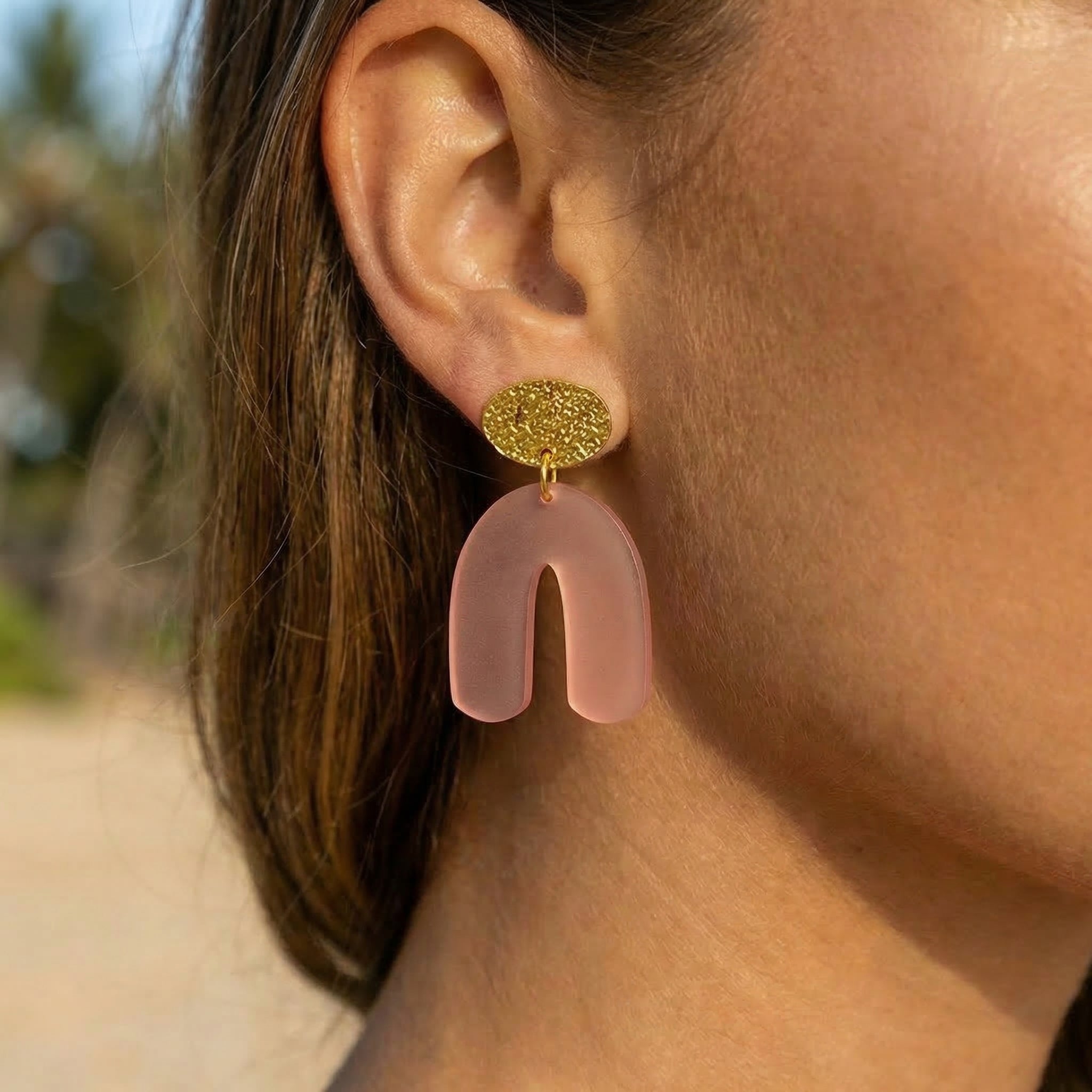 Puderbogen – Puderrosa Bogen-Ohrringe satiniert | Goldglitter-Stecker | Handgemachte Statement Ohrringe | ZIMI Jewelry