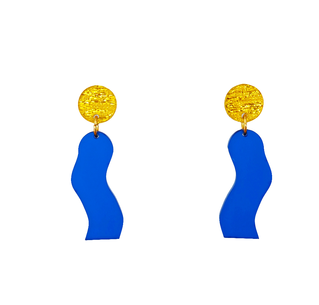 Königswelle – Blaue Wellen-Ohrringe mit Goldglitter-Stecker | Handgemachte Statement Ohrringe | ZIMI Jewelry