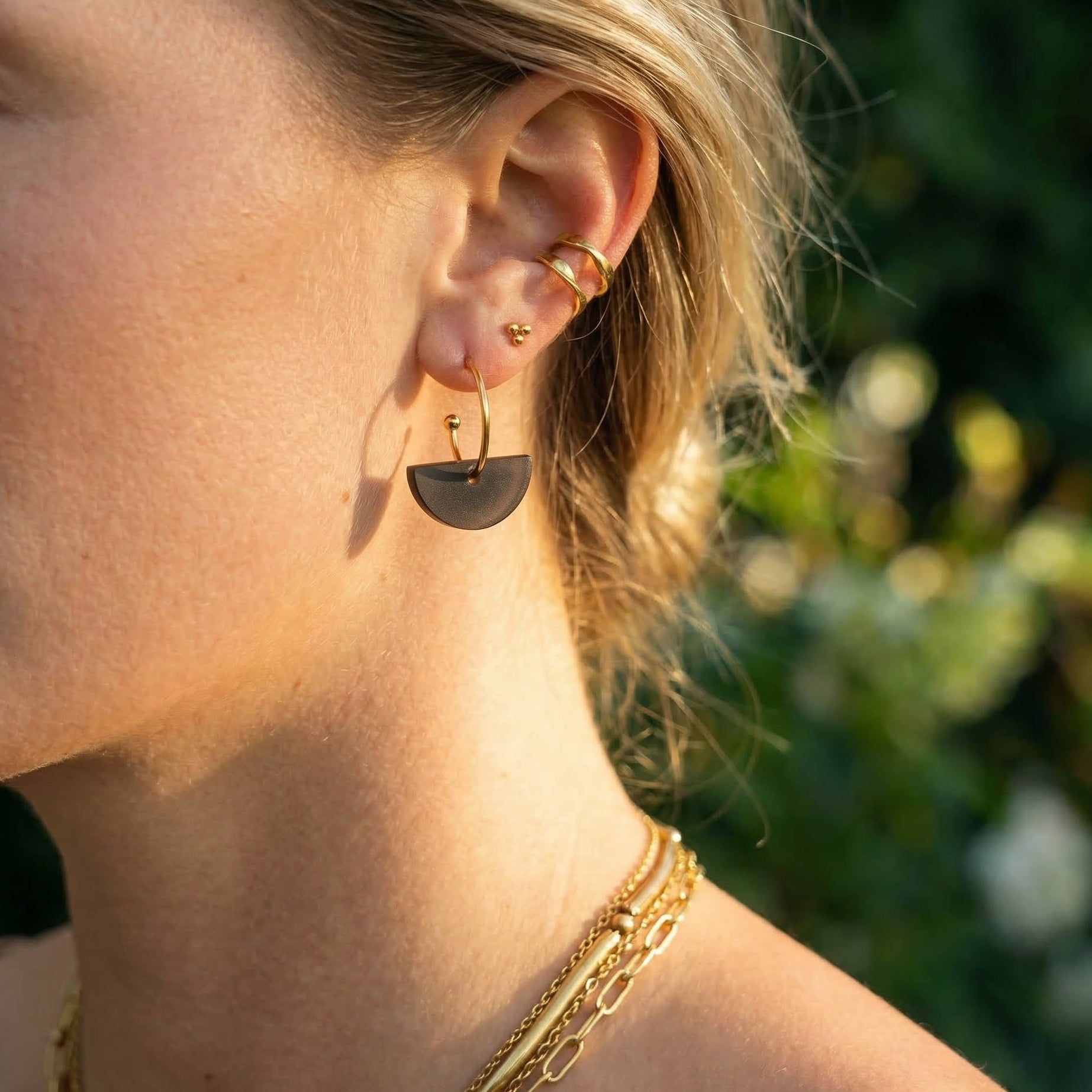 Mondcreole Kohlmond – 18k Gold Creole mit anthrazit Halbkreis-Anhänger | Mix & Match | ZIMI Jewelry