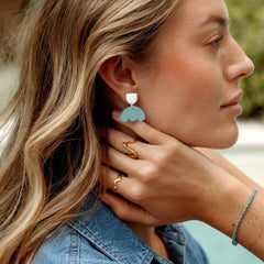 Meereswölkchen – Petrol Acryl Ohrringe mit Wellensaum | Handgemachte Statement Ohrringe | ZIMI Jewelry